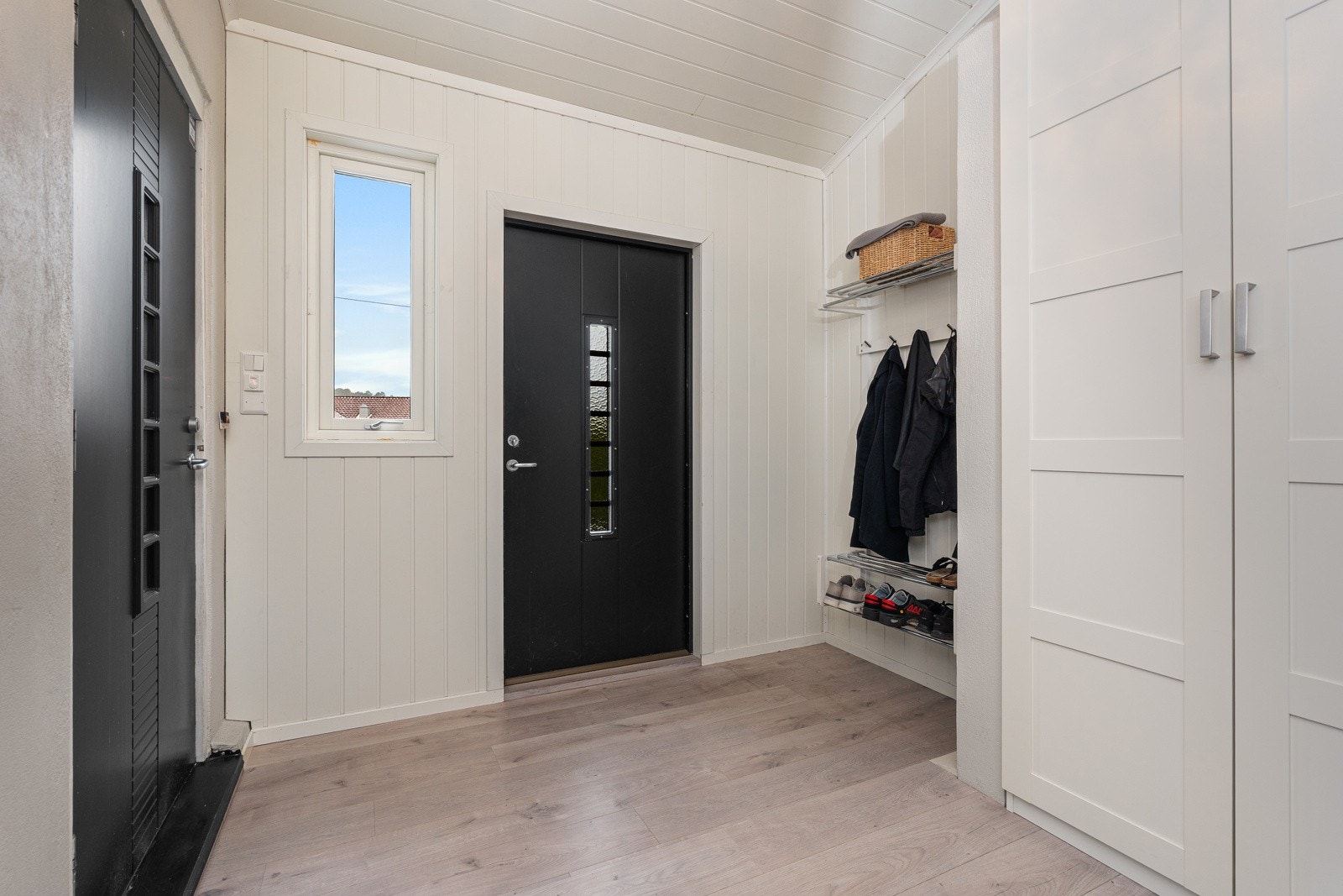 Lys og innbydende entré med god plass til oppbevaring Galleribilde