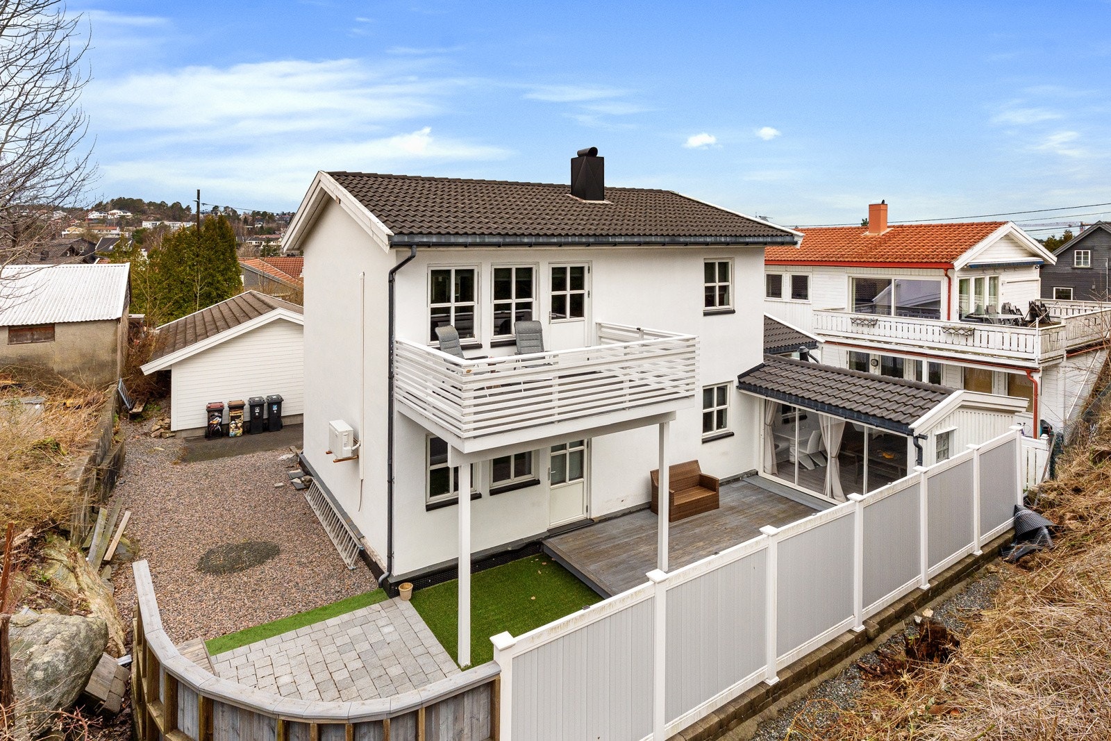 Velholdt enebolig med flere uteplasser og garasje i rekke Galleribilde