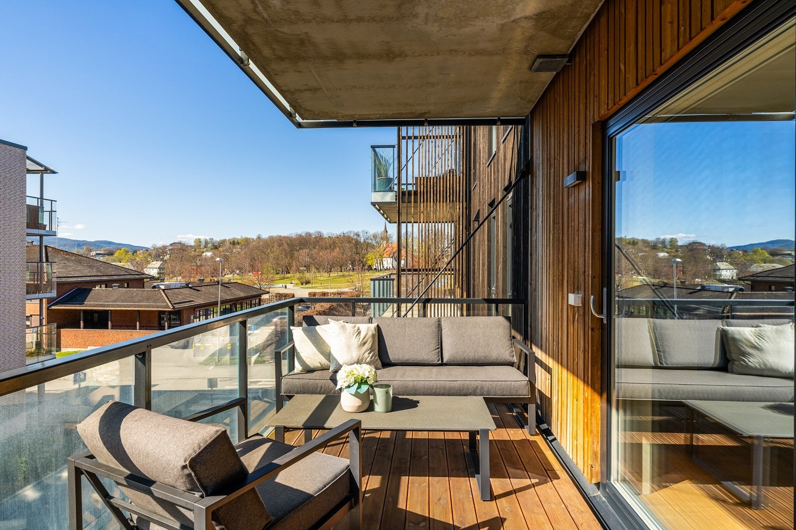 Fra leiligheten har man utgang til en flott balkong. Galleribilde