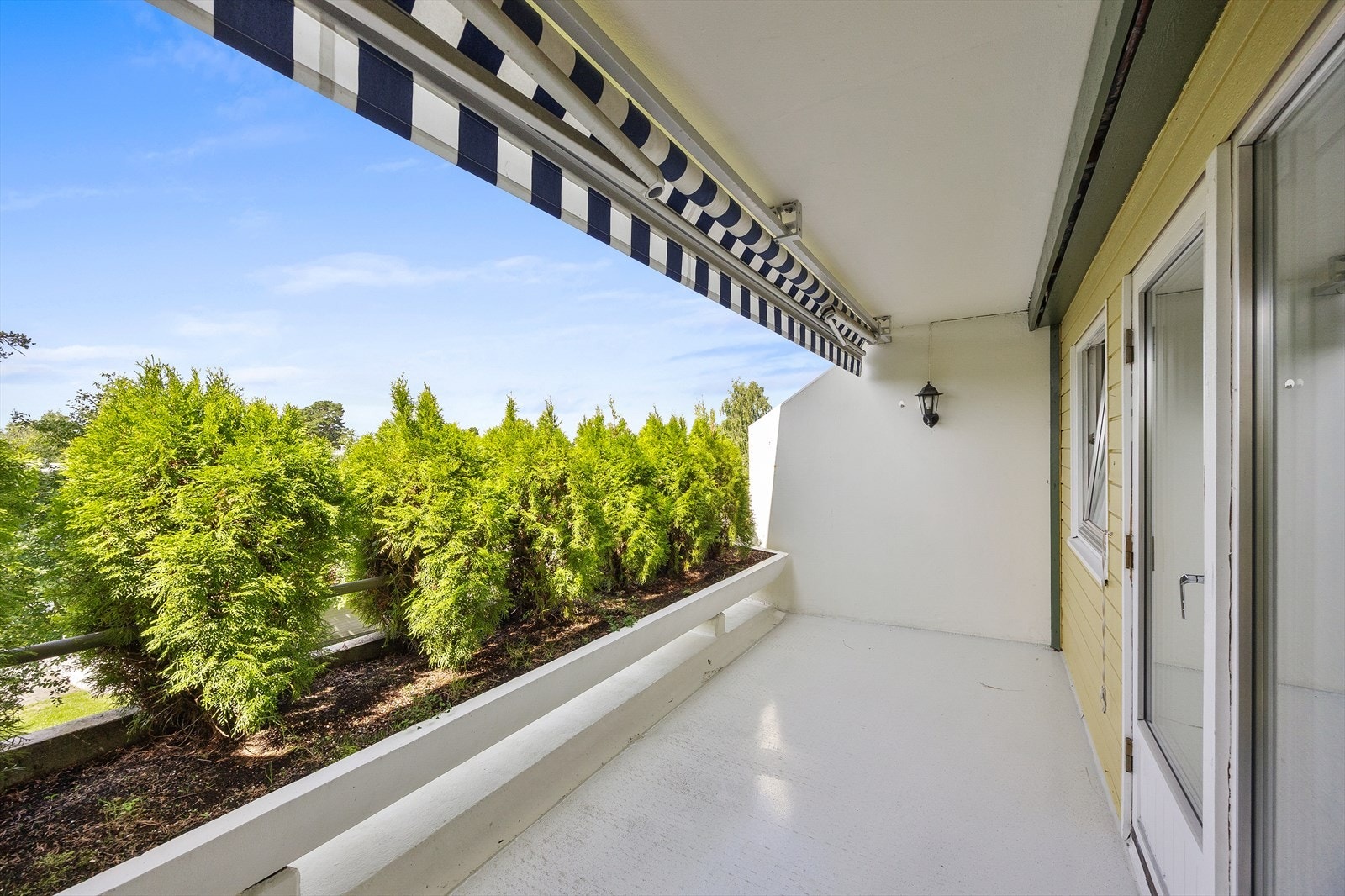 Leiligheten har en vestvendt terrasse på 10 m² og en østvendt på 8 m², som gir uteplass på begge sider av boligen. Galleribilde