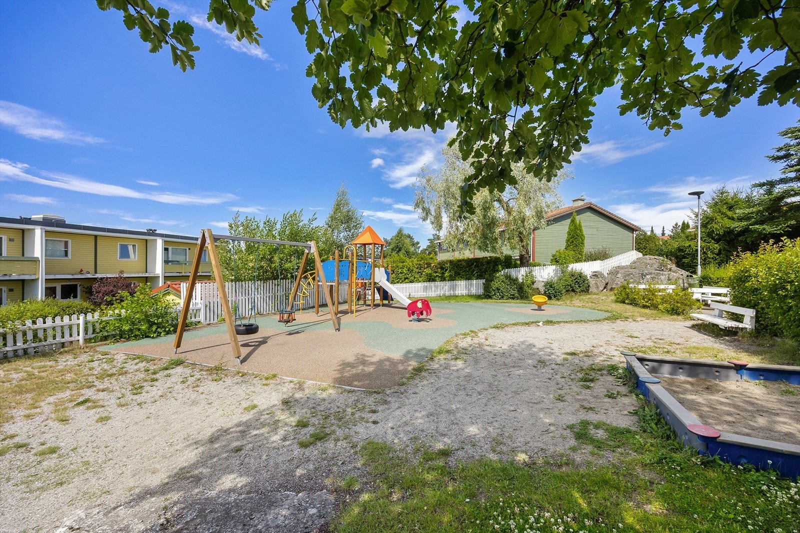 Like utenfor døren finnes lekeplass og grønne fellesområder, ideelt for barnefamilier. Galleribilde