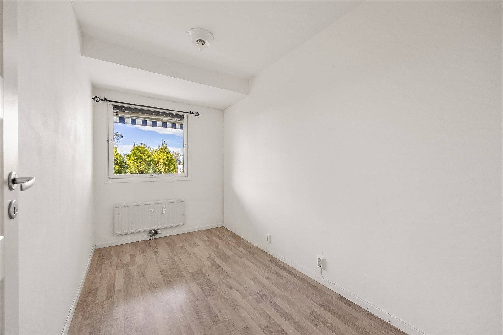 Dette soverommet egner seg godt som barnerom eller kontor, med vindu som vender ut mot rolige omgivelser. Galleribilde
