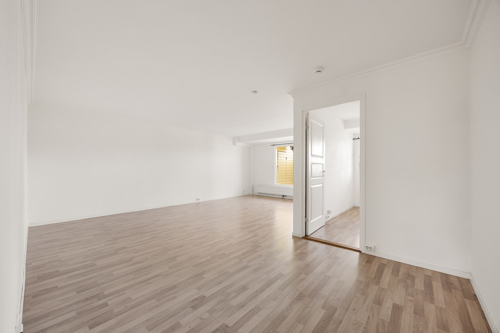 Fra spisestuen kommer du inn i den romslige stuen, som er et separat rom med god plass til møblering. Galleribilde