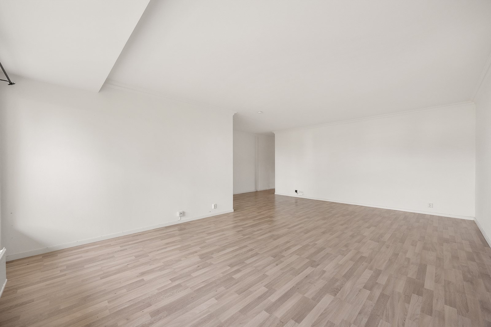 Laminatgulv er gjennomgående i de fleste oppholdsrom, noe som skaper et helhetlig og ryddig inntrykk. Galleribilde