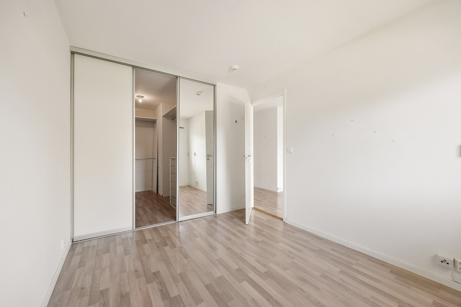 Hovedsoverommet har en stor skyvedørsgarderobe med speilfronter og tilgang til en separat walk-in-garderobe. Galleribilde