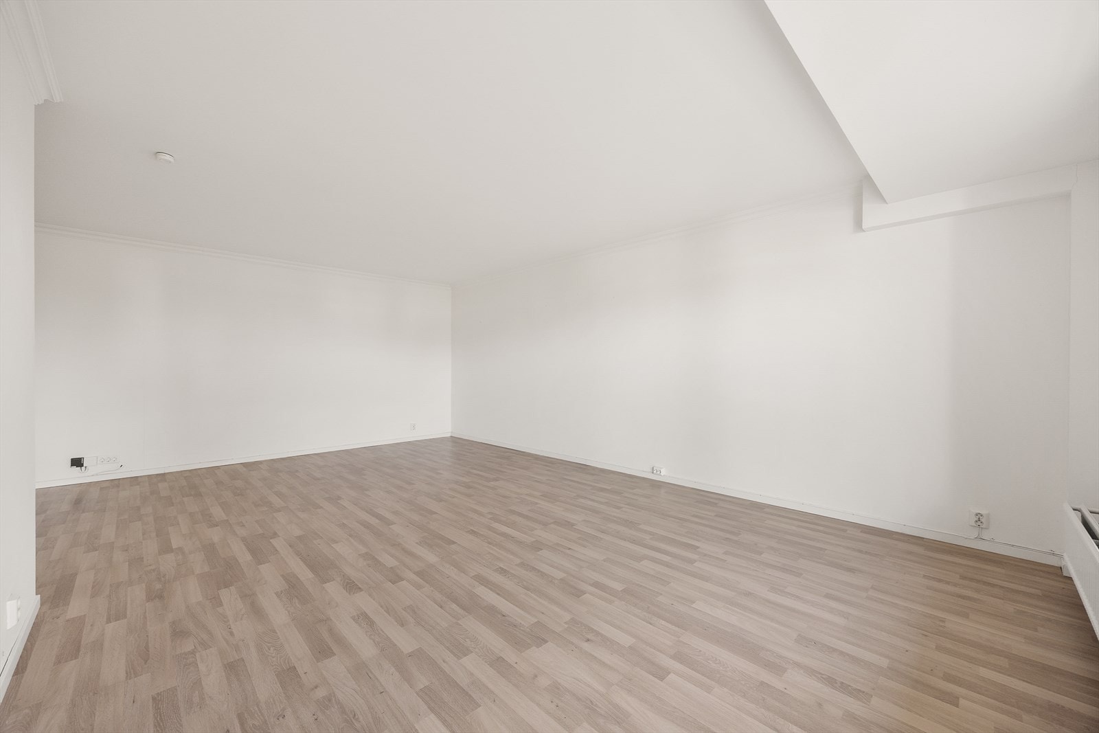 Den gjennomgående planløsningen gir en god romfølelse og rikelig med dagslys. Galleribilde