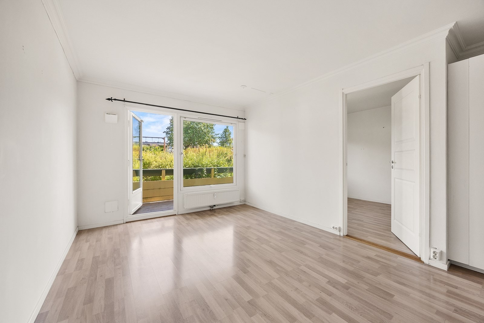 Fra spisestuen er det direkte utgang til den østvendte terrassen på 8 m². Galleribilde