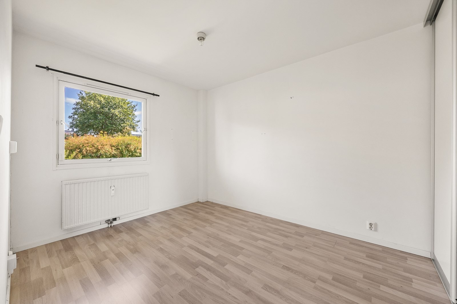 Leiligheten har tre rom av god størrelse som kan disponeres som soverom, kontor eller gjesterom etter behov. Galleribilde