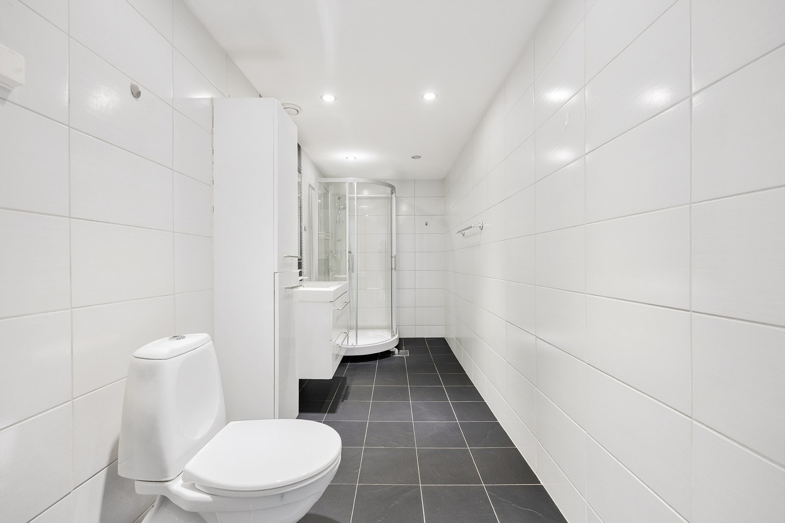 Badet ble oppgradert i 2014 med fliser på gulv og vegger, samt varmekabler i gulvet for økt komfort. Galleribilde