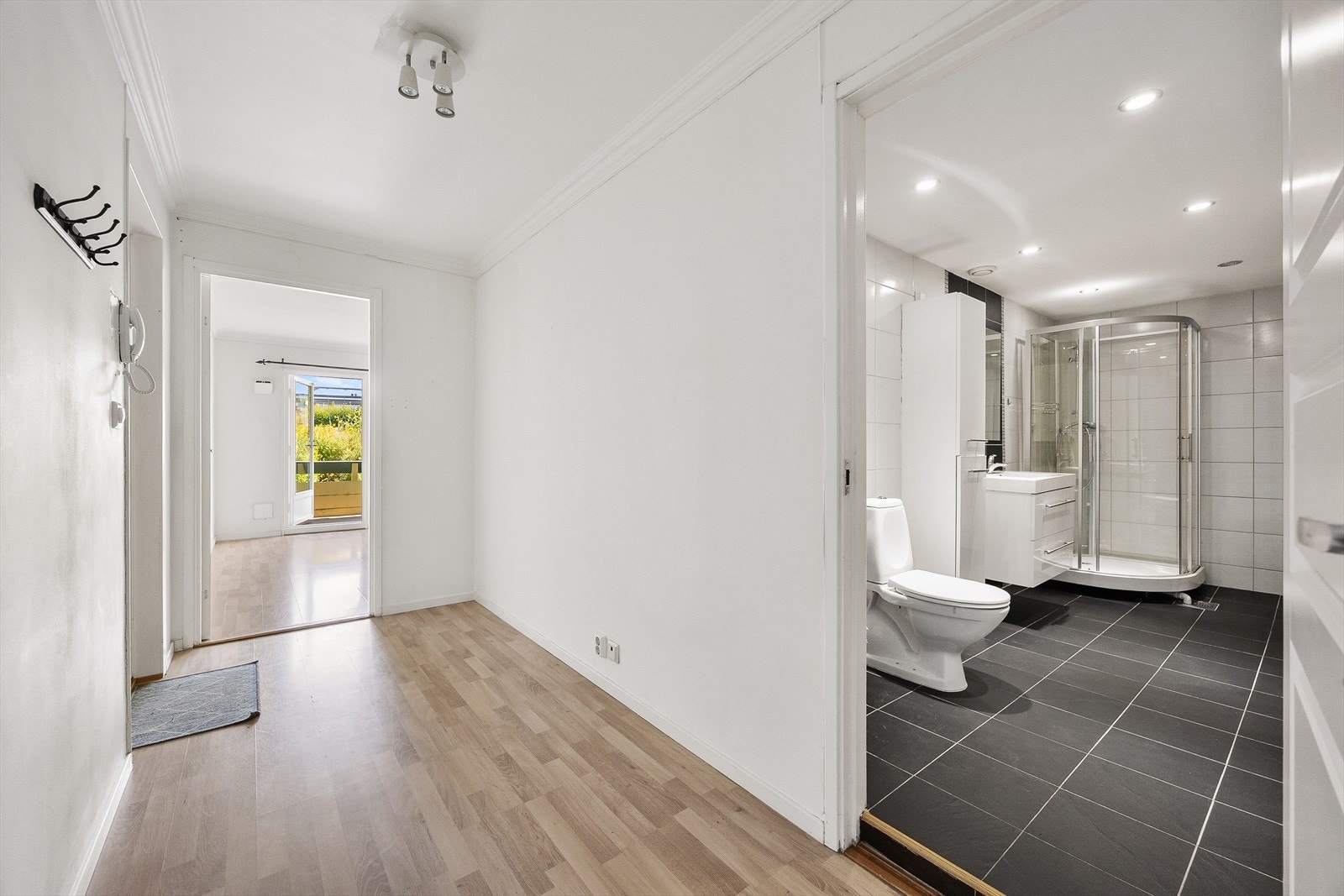 Fra gangen er det enkel tilgang til alle rom, inkludert badet, som ligger praktisk plassert ved entréen. Galleribilde