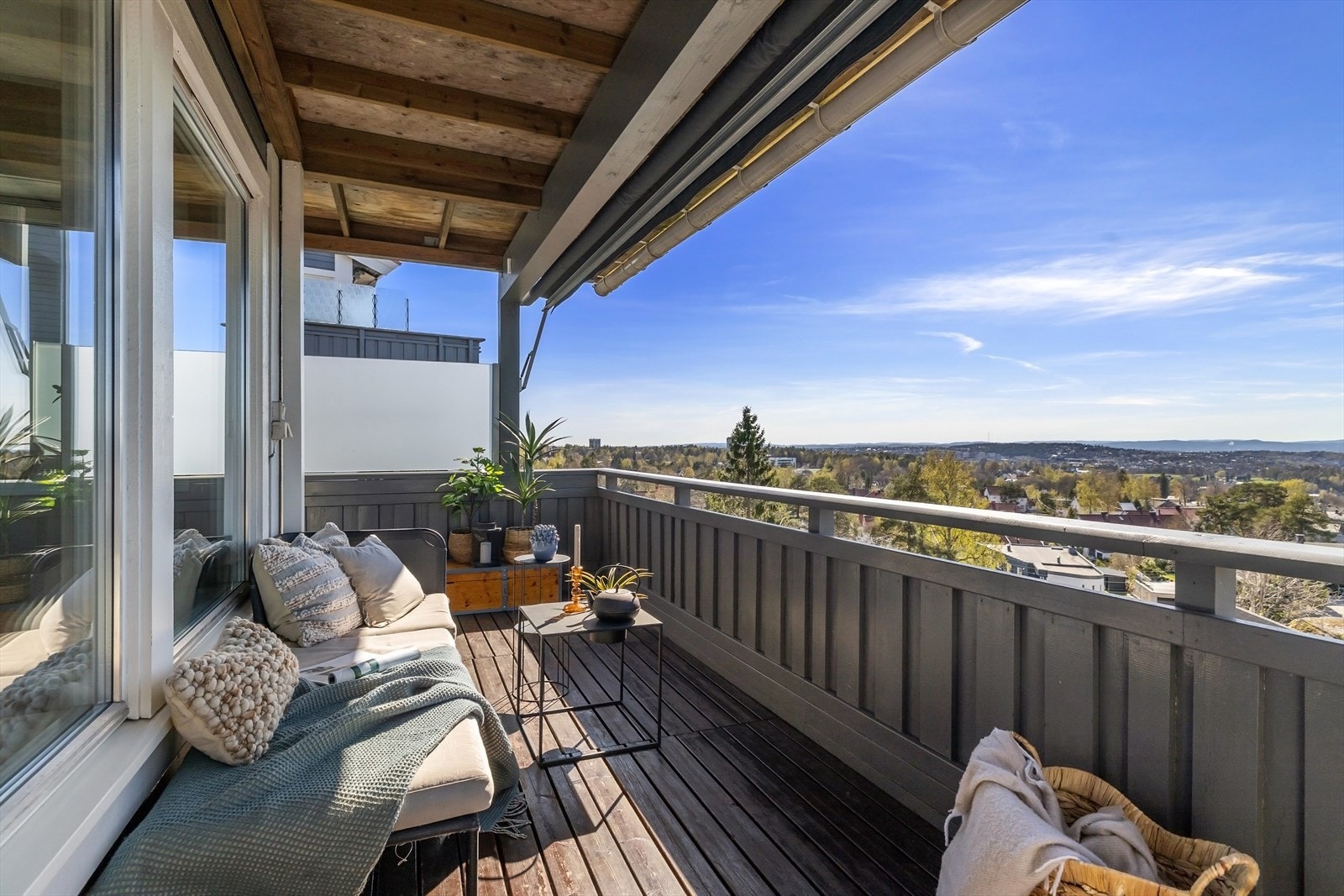 Stor terrasse på 13 kvm vendt mot syd og vest med optimale solforhold. Galleribilde