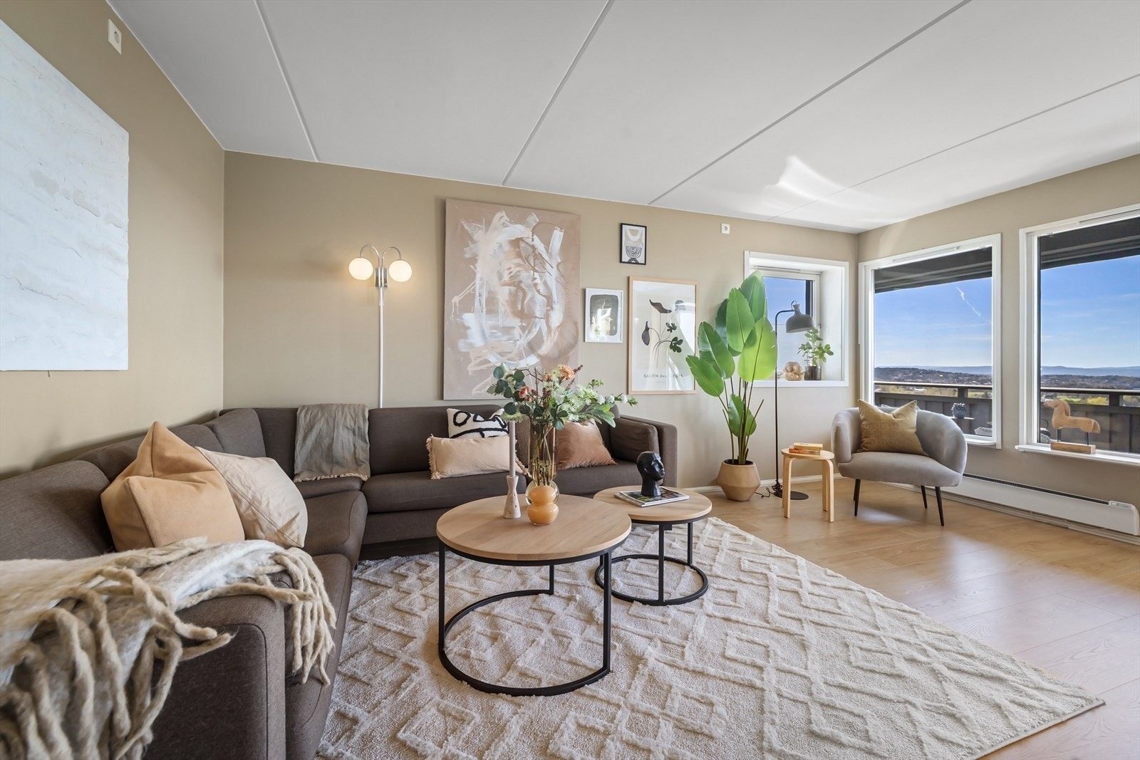 Boligen er en endeleilighet og har vinduer på hele 3 sider. Galleribilde