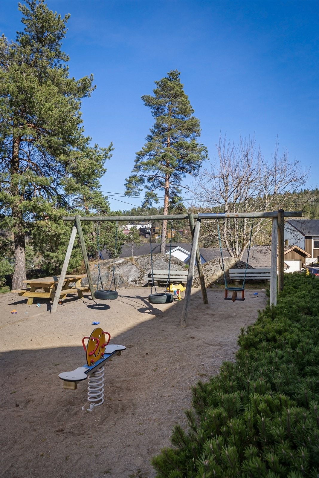 Hyggelig nabolag som egner seg ypperlig for både etablerere, småbarnsfamilier og voksne par. Sameiet har en god miks av beboere. Galleribilde