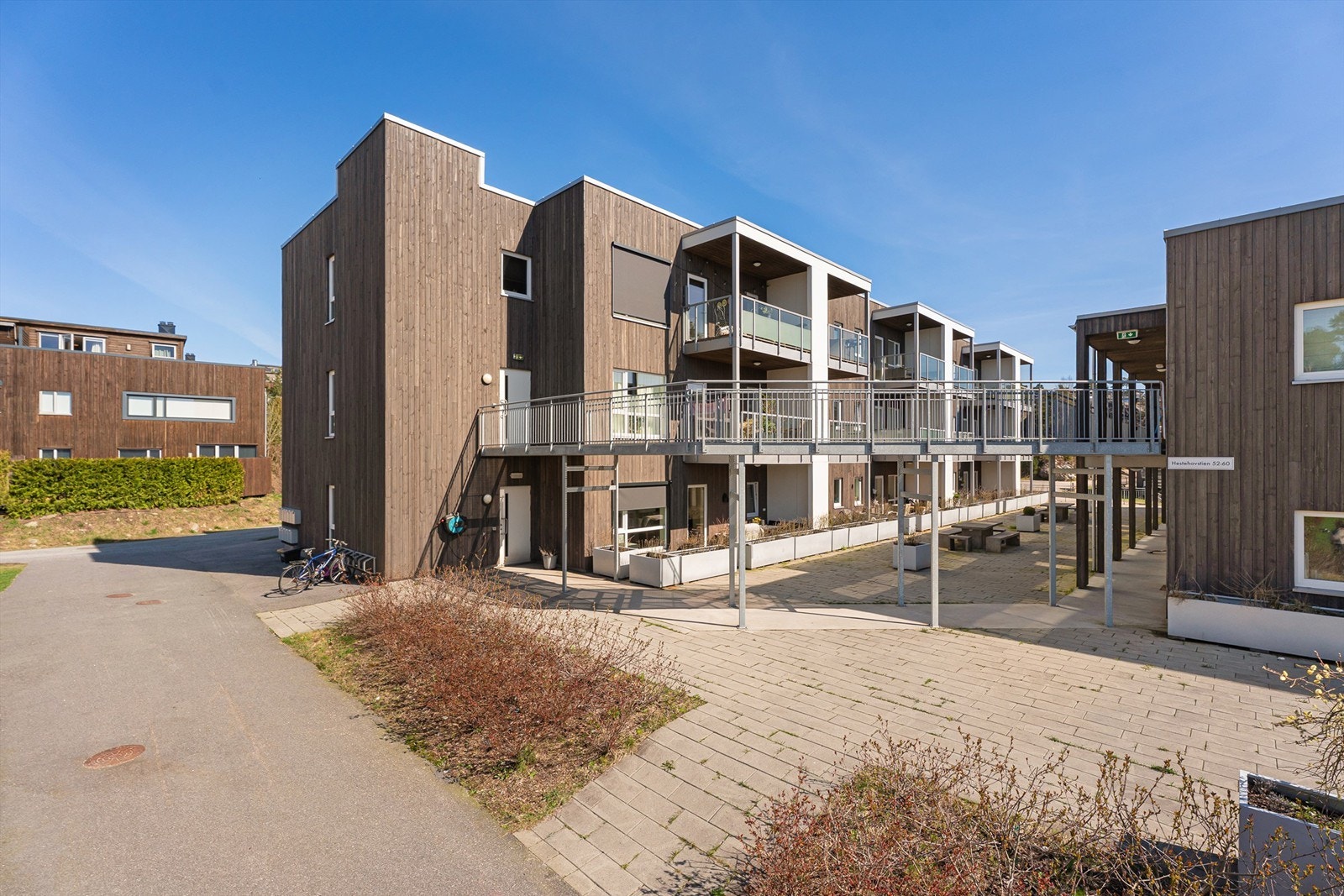 Leiligheten vender mot en stille og rolig felles bakgård. Galleribilde