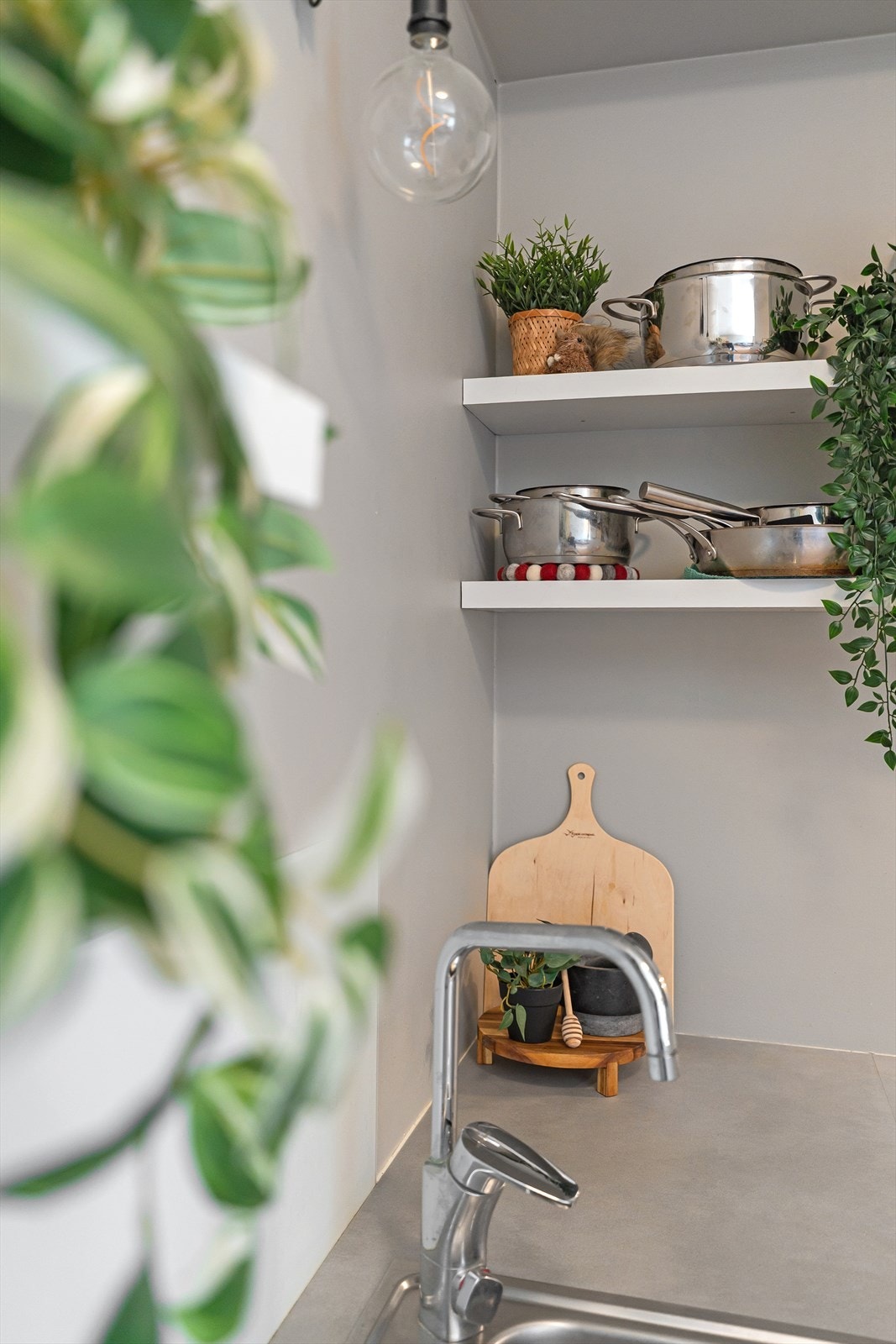 Det er også praktiske hyller som passer ypperlig til ekstra oppbevaring eller til pynt. Galleribilde