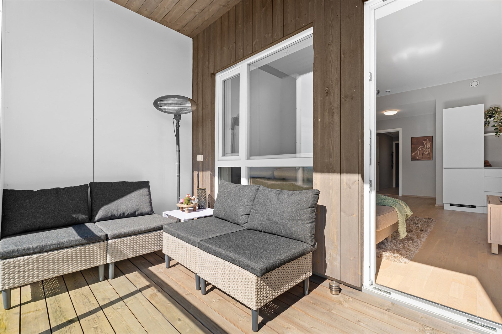 Det er god plass til hagemøbler, grill, varmelampe m.m. Galleribilde