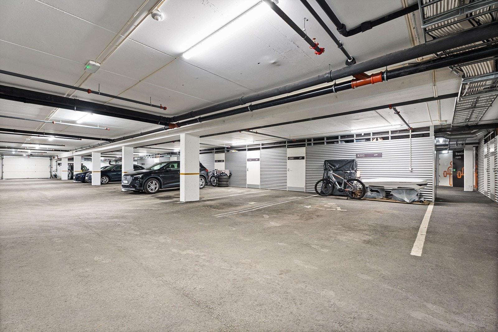 Leiligheten disponerer en større p-plass (første til høyre) merket med B202. Galleribilde