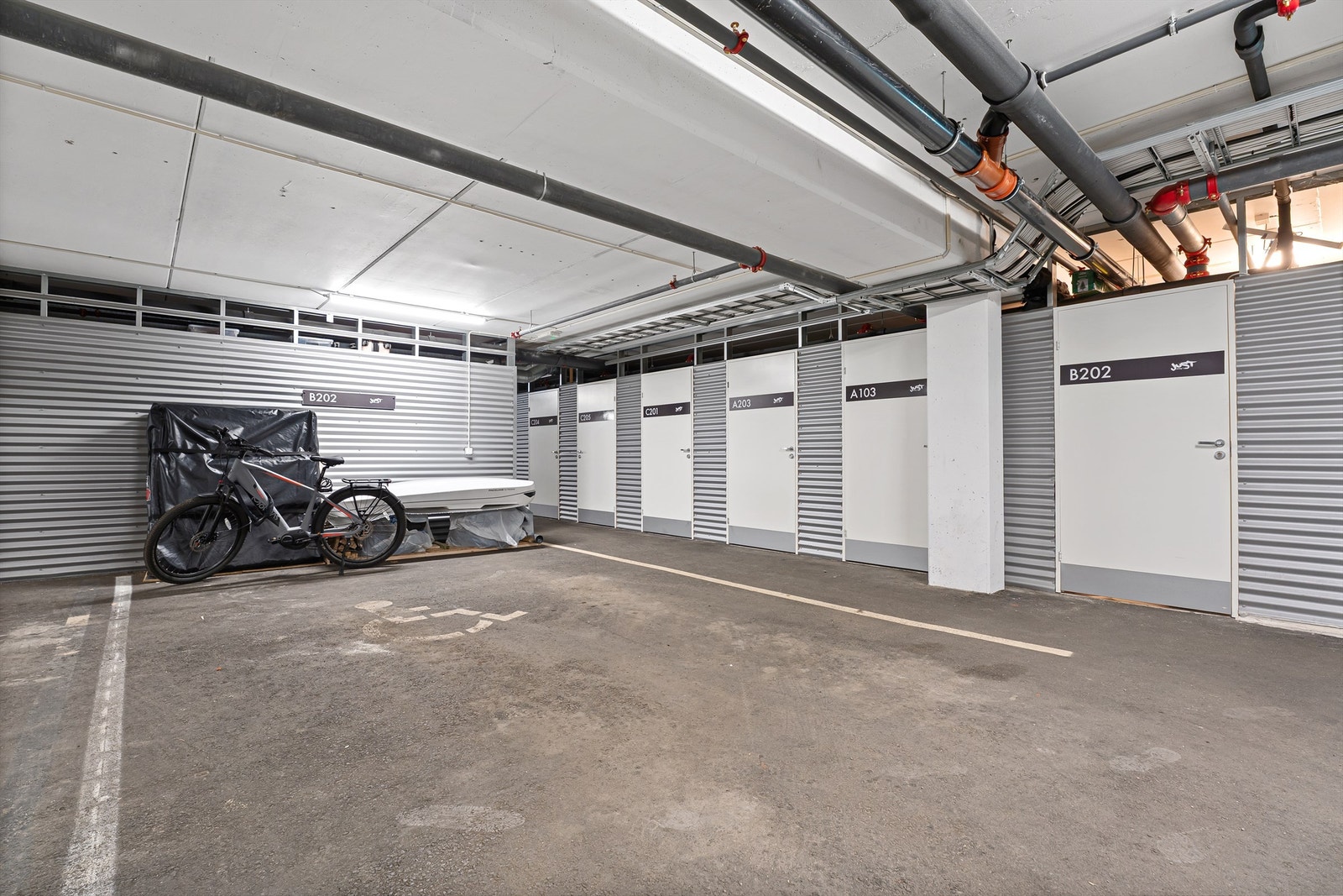 Det er i tillegg en bod like ved p-plassen som er meget praktisk. Følger du passasjen langs bodene kommer du til ... Galleribilde