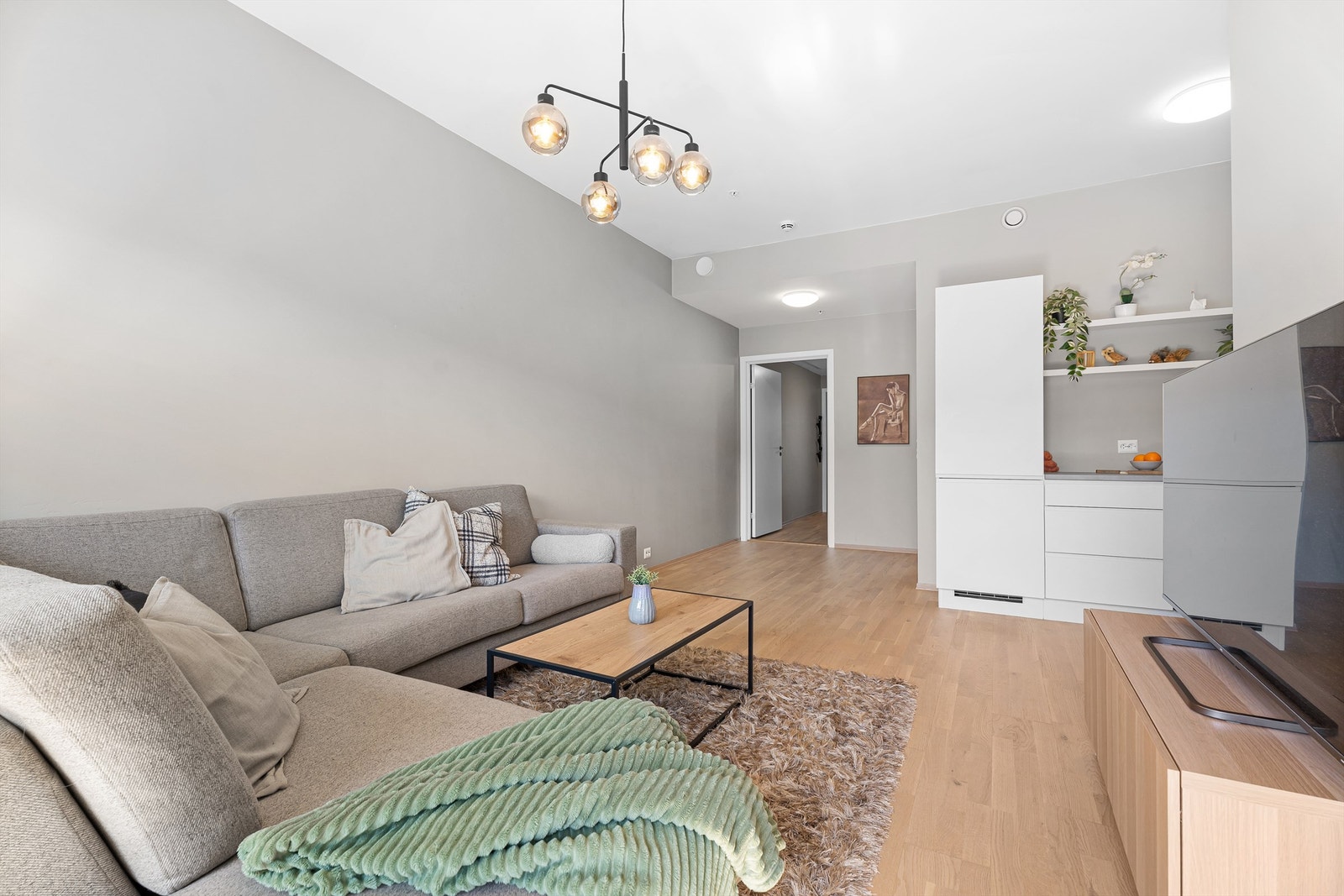 Det er åpen stue/kjøkken løsning og i stuen er det også plass til en spisegruppe. Nåværende eiere har hatt plass til selskap blant annet. Galleribilde