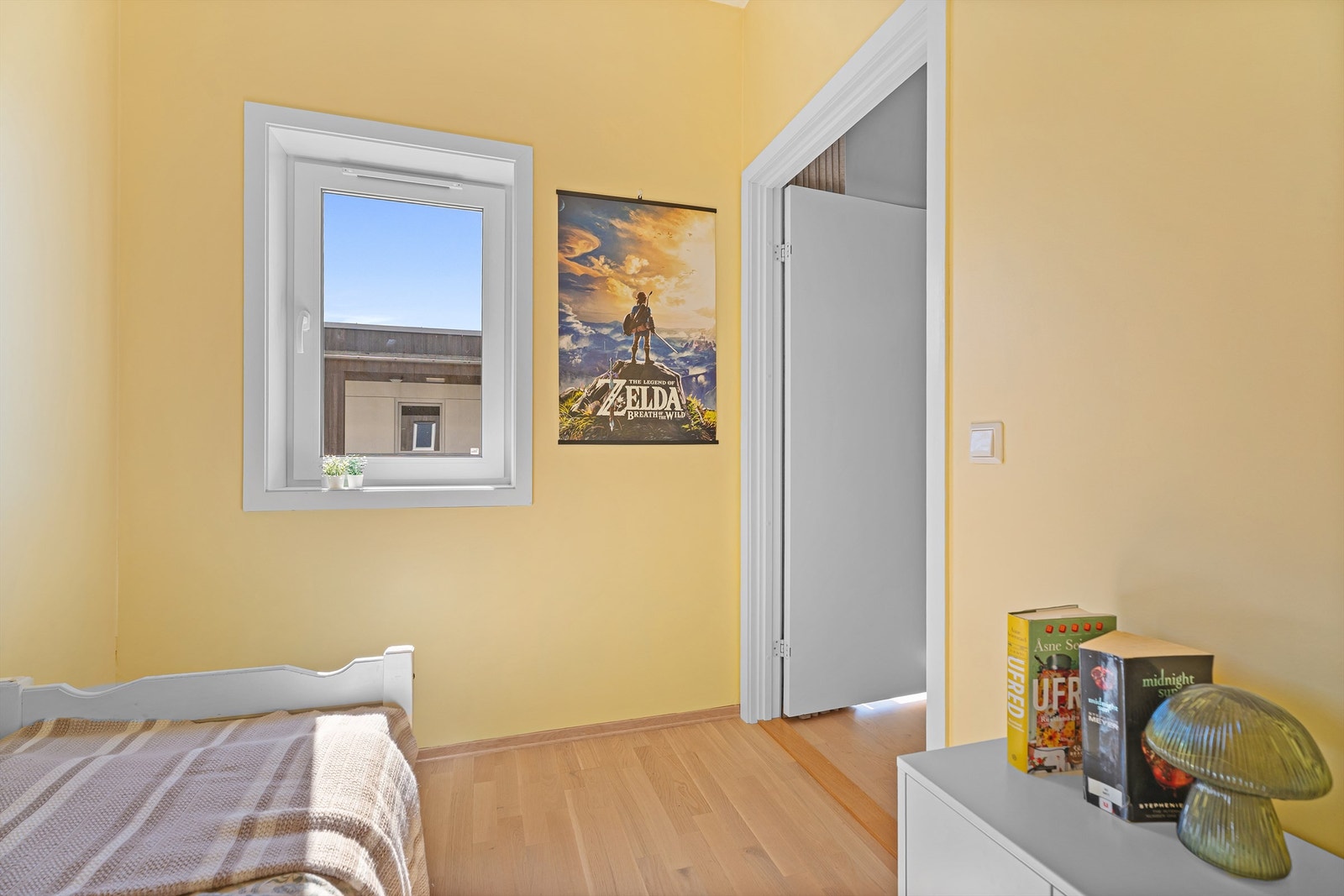 Rommet er nylig malt i en frisk og lys farge som skaper en vårlig følelse. Galleribilde