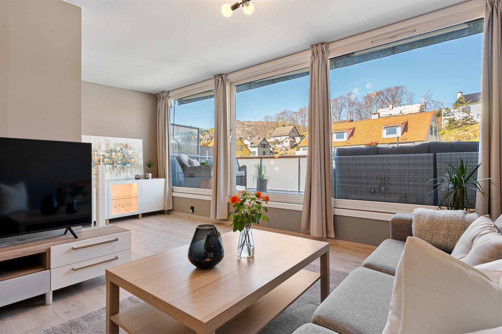 - Generøse vindusflater bidrar til rikelig med verdifullt lysinnslipp - Galleribilde
