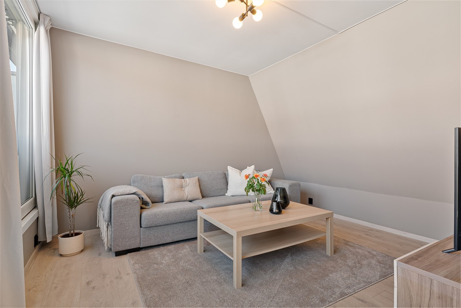 - Leiligheten måler 84m² fordelt over 2 plan, og inneholder tv-stue, entré/gang, kjøkken, 2 soverom, bad og bod - Galleribilde
