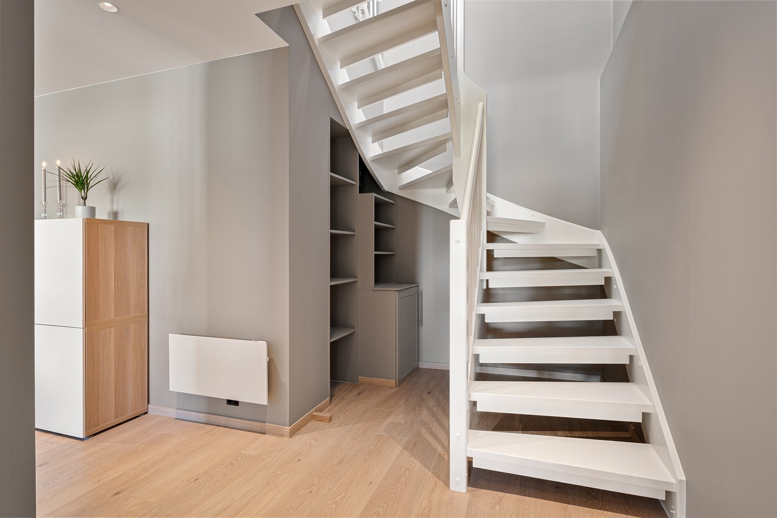 - Smart utnyttelse av plassen under trappen med gode oppbevaringsmuligheter - Galleribilde
