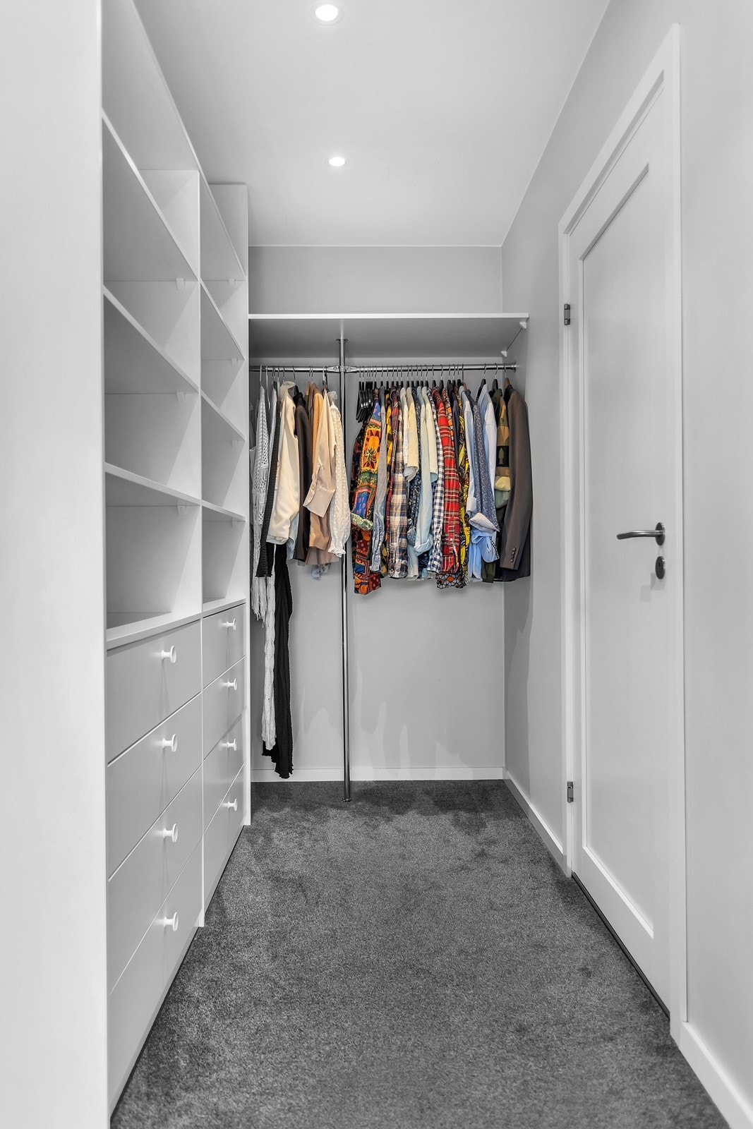 Praktisk garderoberom/walk-in closet; med gode garderobeløsninger Galleribilde