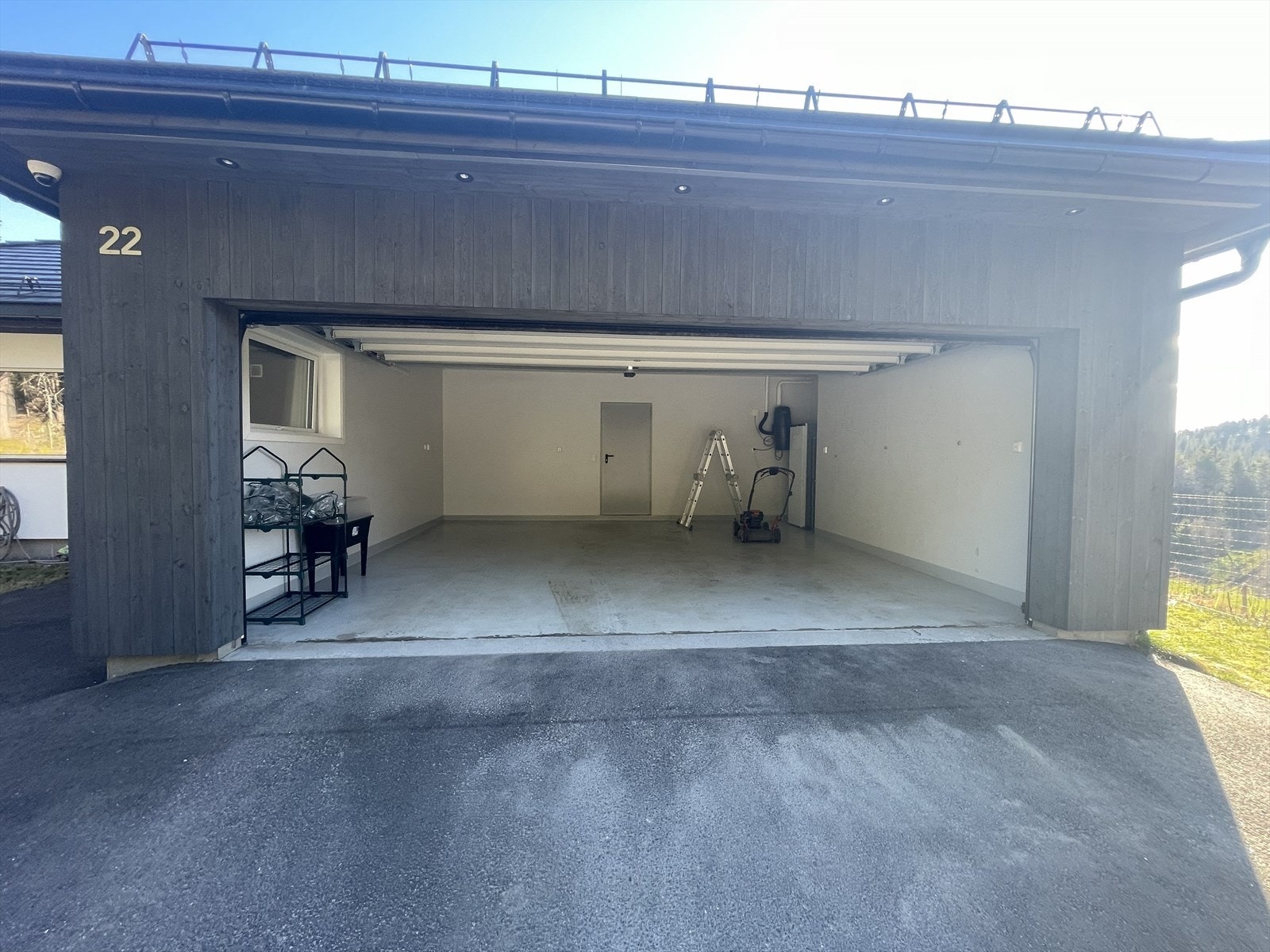 Romslig garasje; med plass til to biler Galleribilde