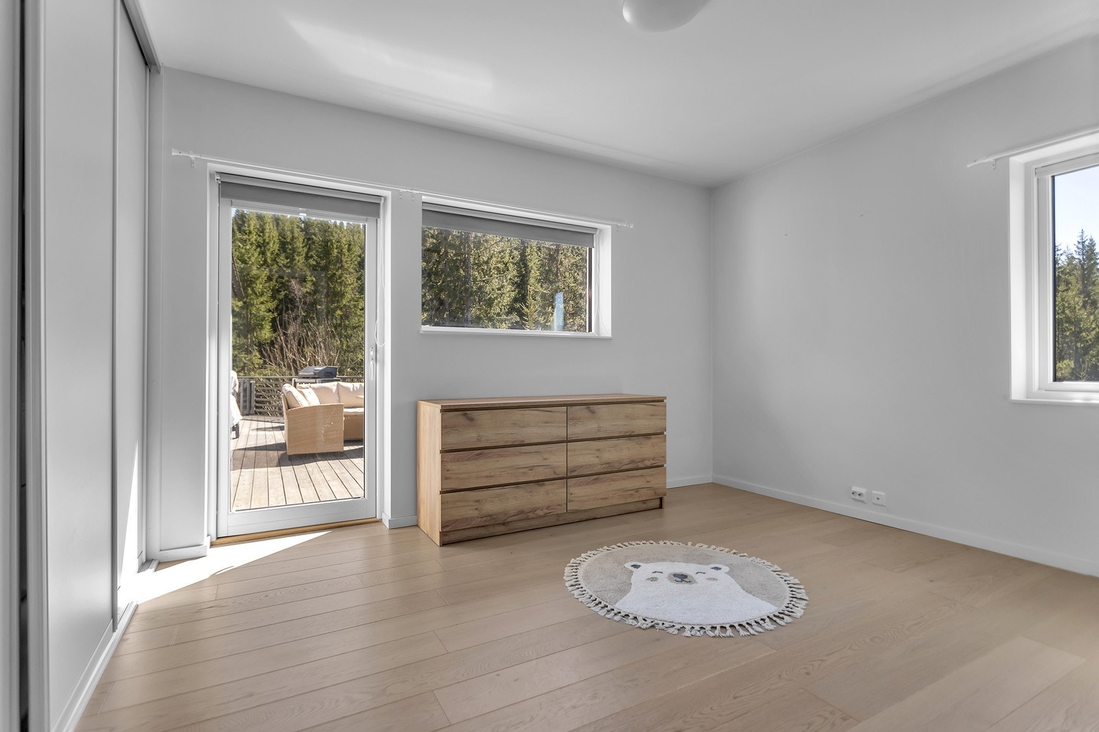 Fra dette soverommet har man også utgang til veranda Galleribilde