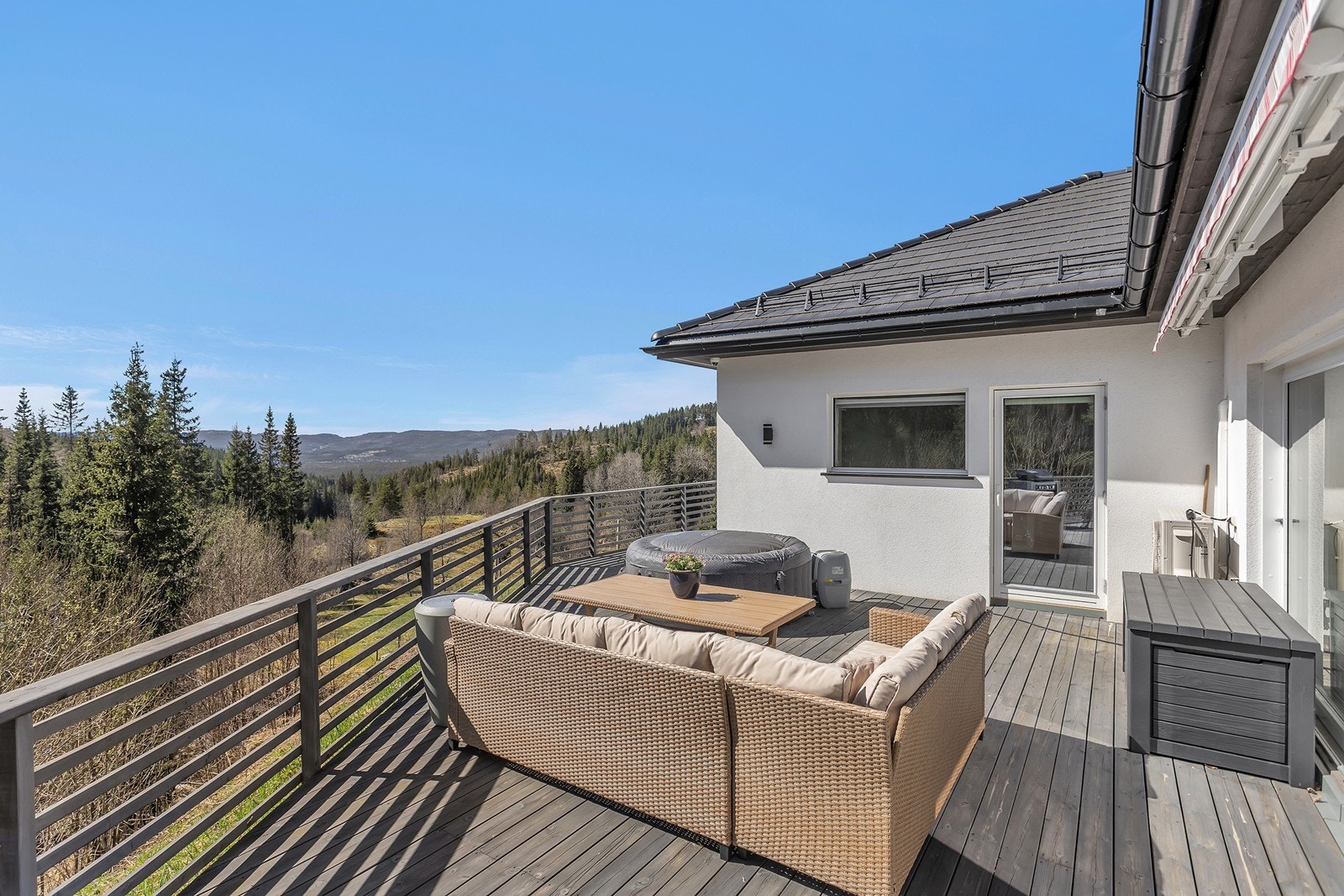 Romslig terrasse med fin utsikt Galleribilde