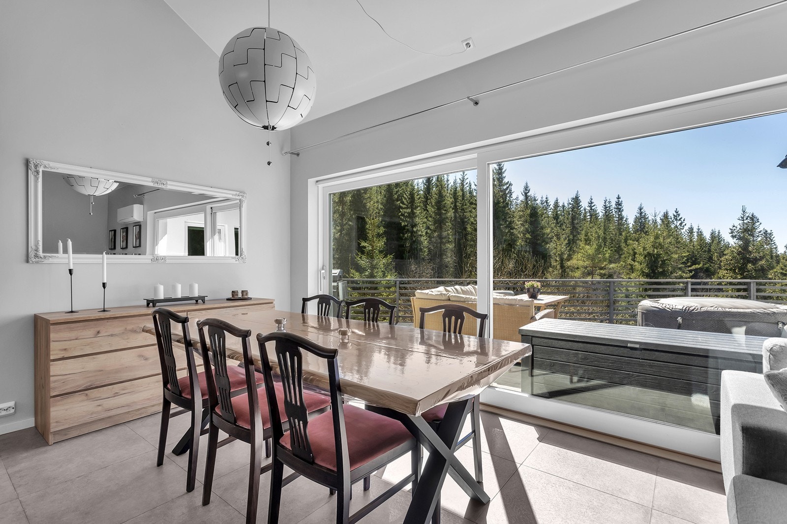 I stua er det plass til både sofa og spisebord Galleribilde