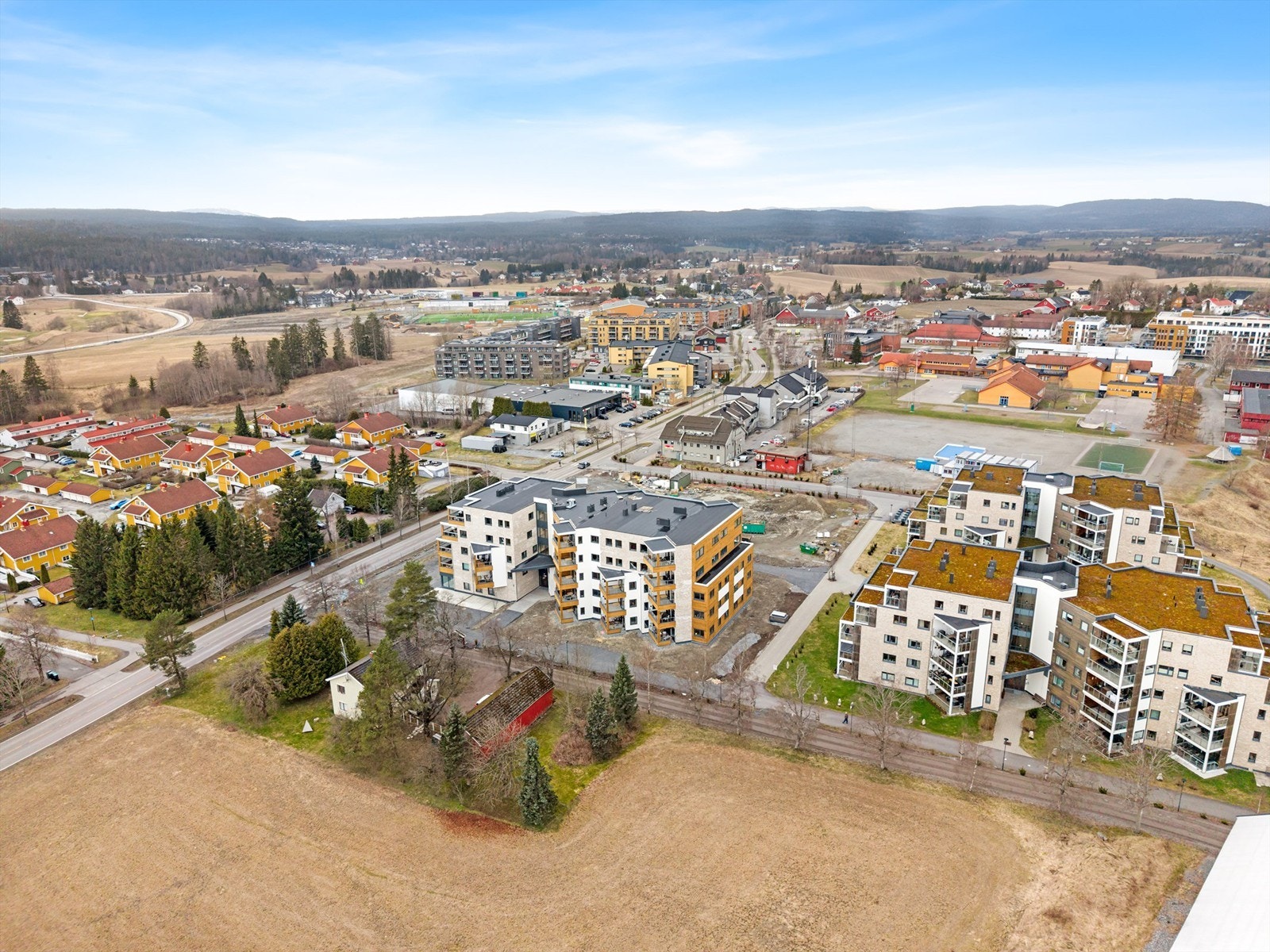 Beliggenheten er sentral i Gjerdrum, med kort gangavstand til skoler, barnehager og servicetilbud. Galleribilde