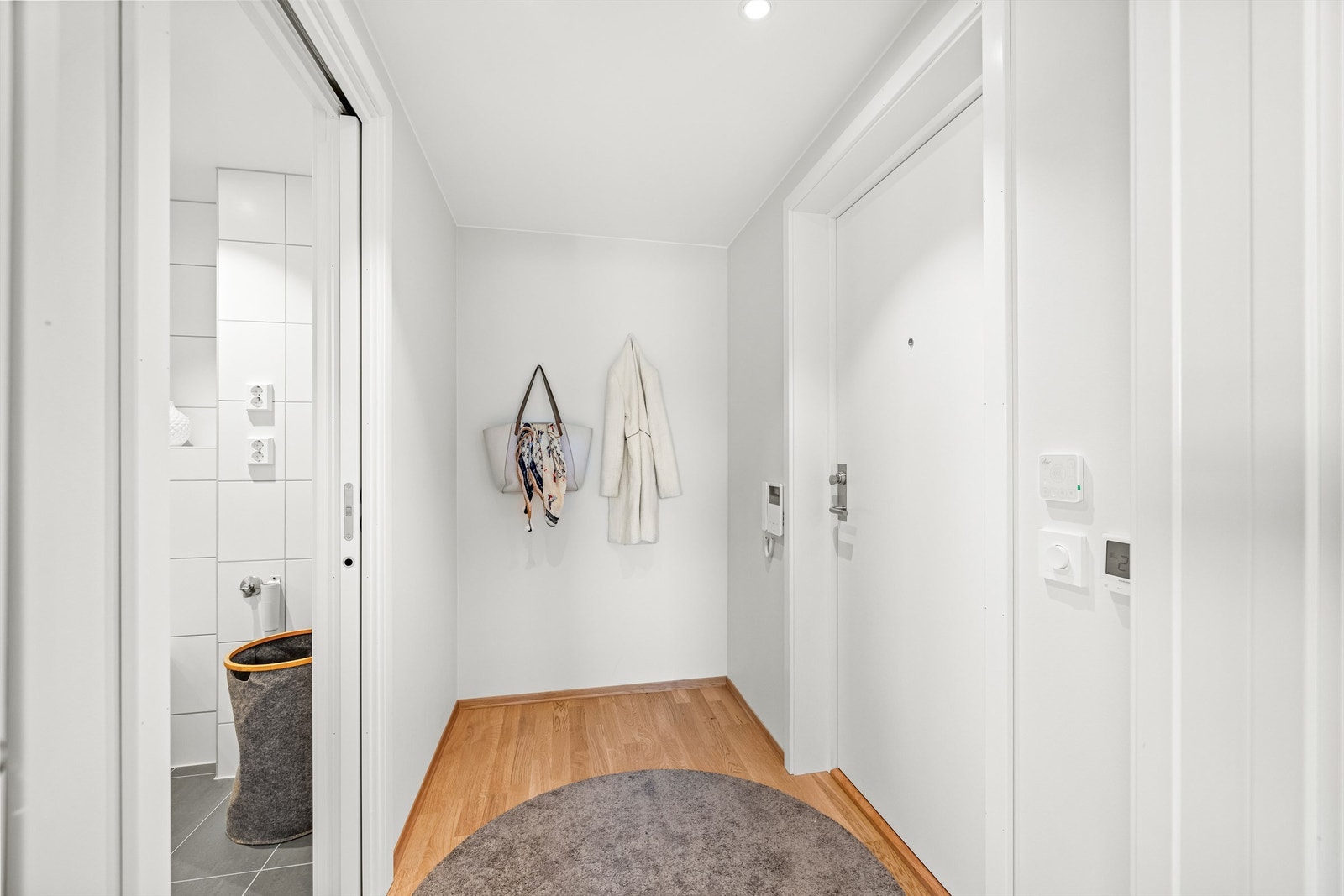 Entréen har plass til yttertøy og gir direkte tilgang til badet. Galleribilde