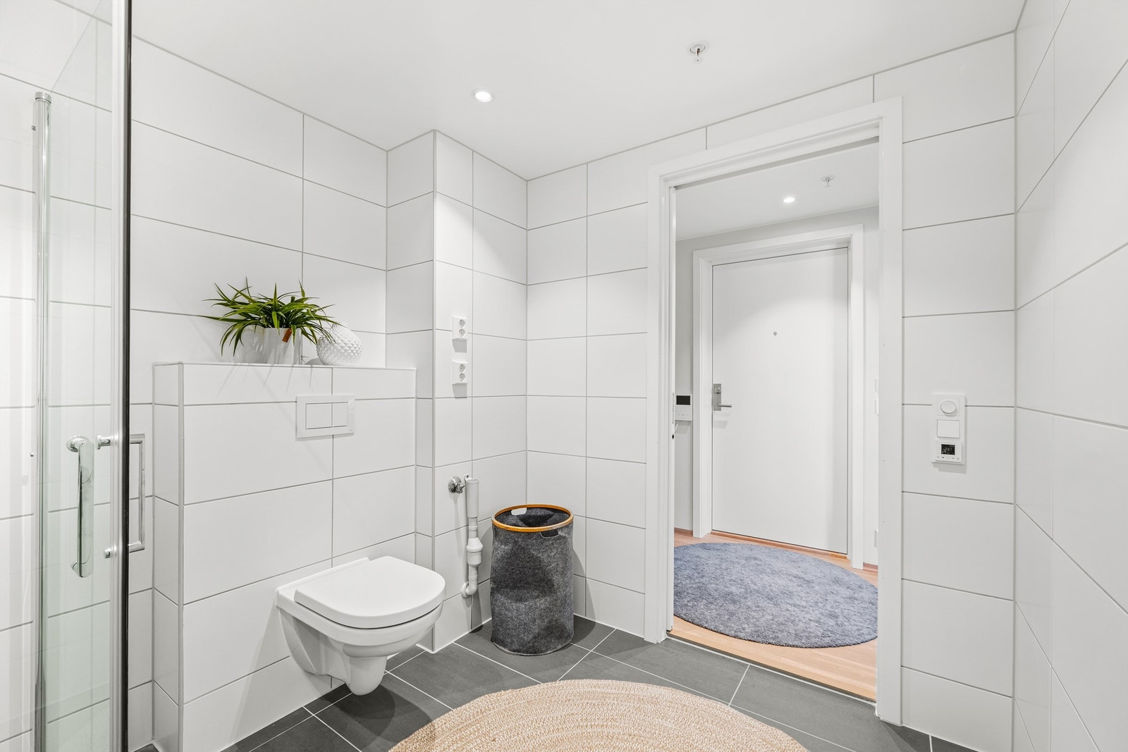 Badet er praktisk plassert rett ved entréen. Galleribilde