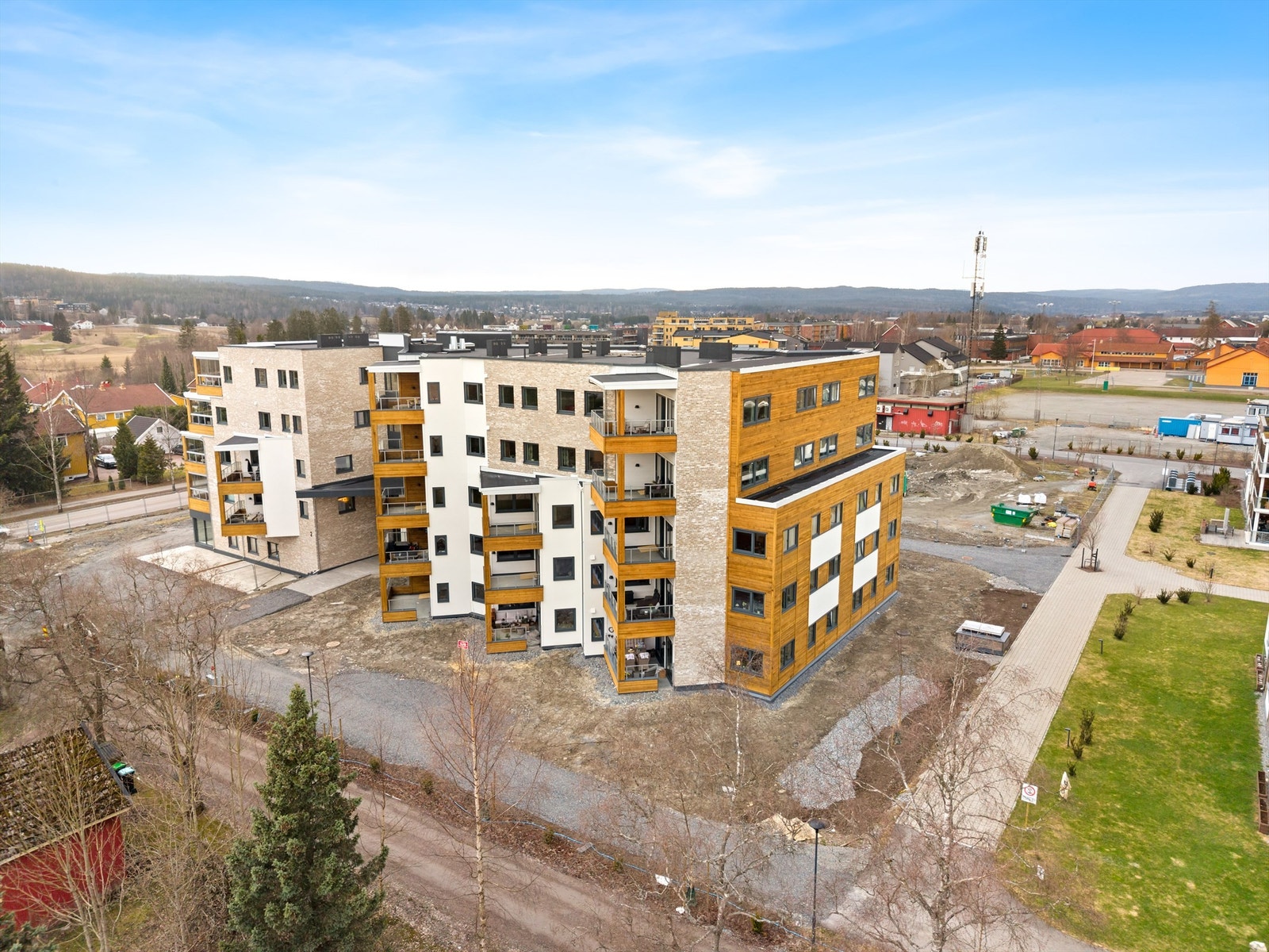 Bygget har en moderne arkitektur med en kombinasjon av teglstein og trekledning. Galleribilde