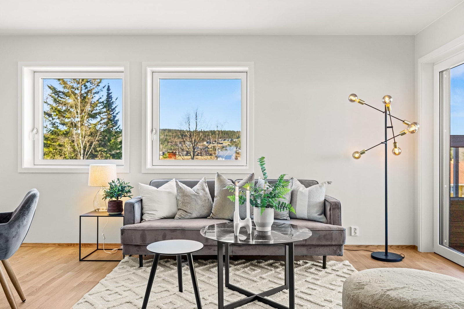 Store vindusflater slipper inn rikelig med dagslys og gir utsyn over nærområdet. Galleribilde