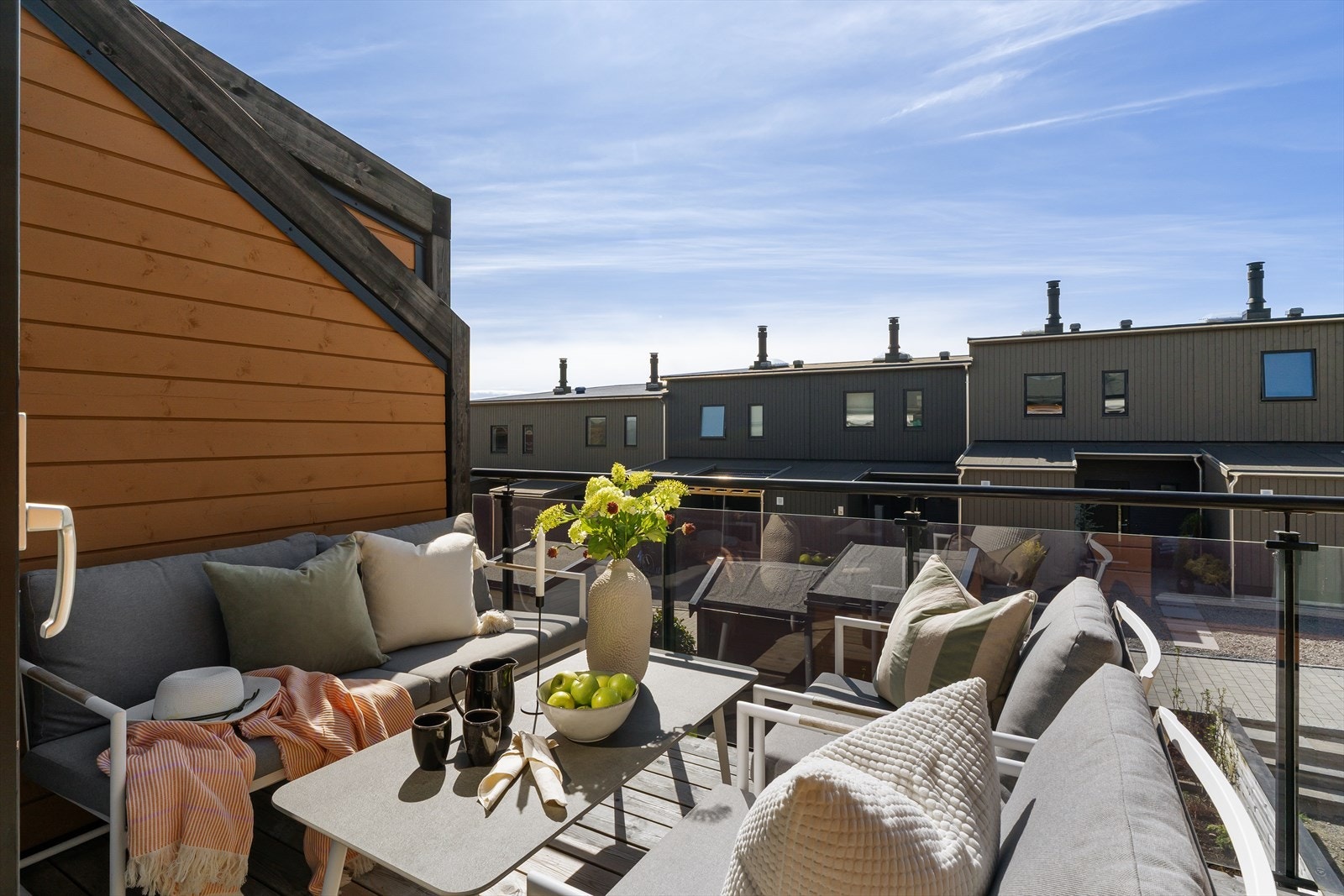 I tillegg til hage og terrasse har rekkehuset en lun, solrik og romslig balkong på 8 kvm Galleribilde