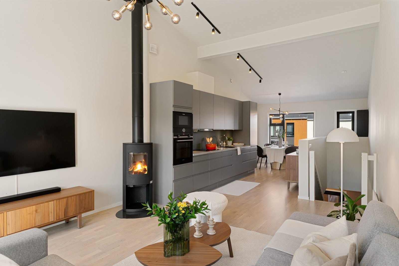 Boligen er nylig malt innvendig, har en peis som skaper varme og hygge på kalde dager, og er oppgradert med flere stikkontakter for økt brukervennlighet Galleribilde