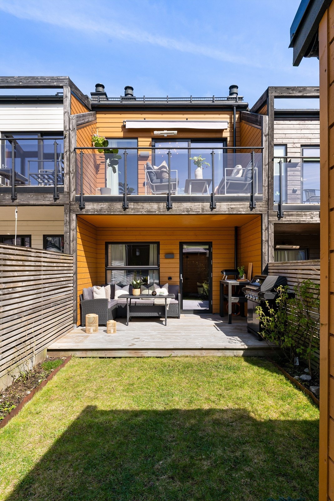 Med egen hage og overbygd terrasse kan uteområdet benyttes hele året. Her kan du enkelt slippe ut hunden eller la barna leke fritt i hagen Galleribilde