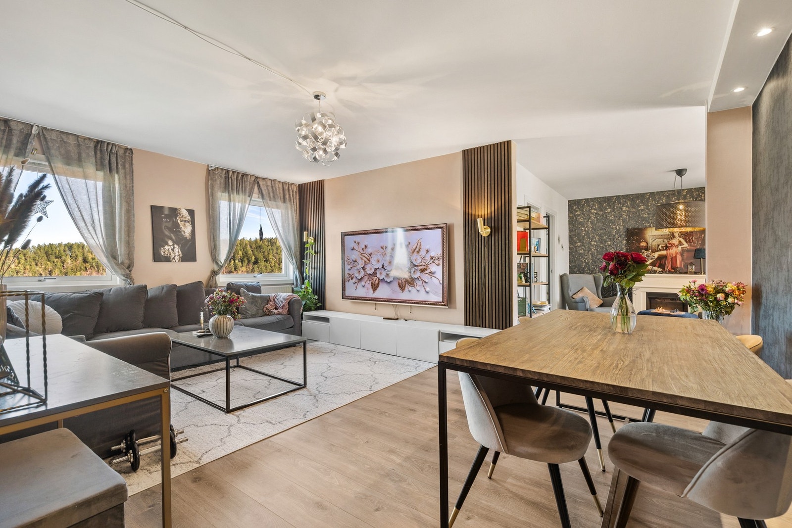 Leiligheten er lys og luftig med flere soner og sitterplasser Galleribilde