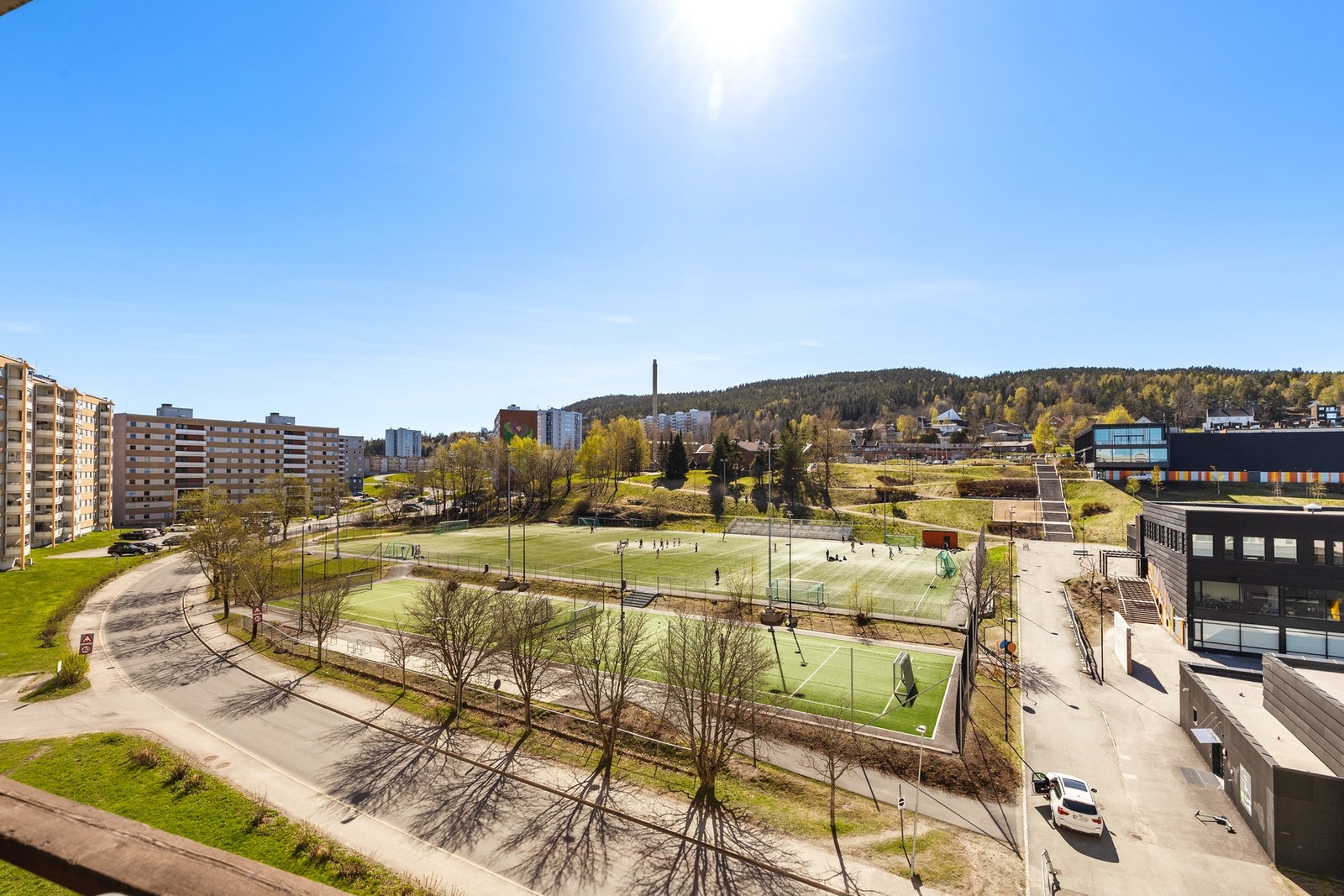 Utsikt fra balkongen. Fra leiligheten er det gangavstand til barneskole, barnehage, fotballbane og Knutepunkt fjell Galleribilde