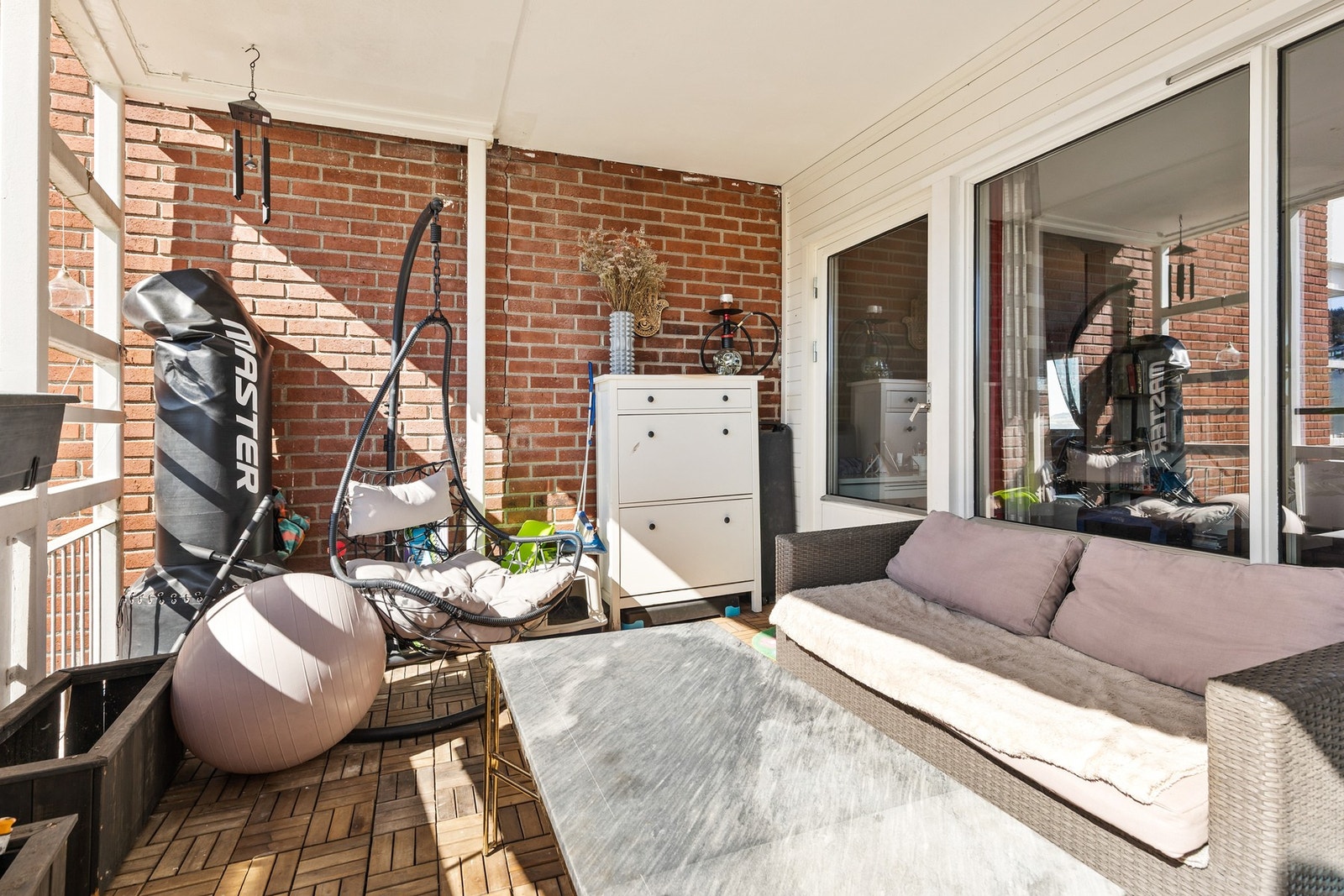 Stor balkong på 11m2 belagt med treheller Galleribilde