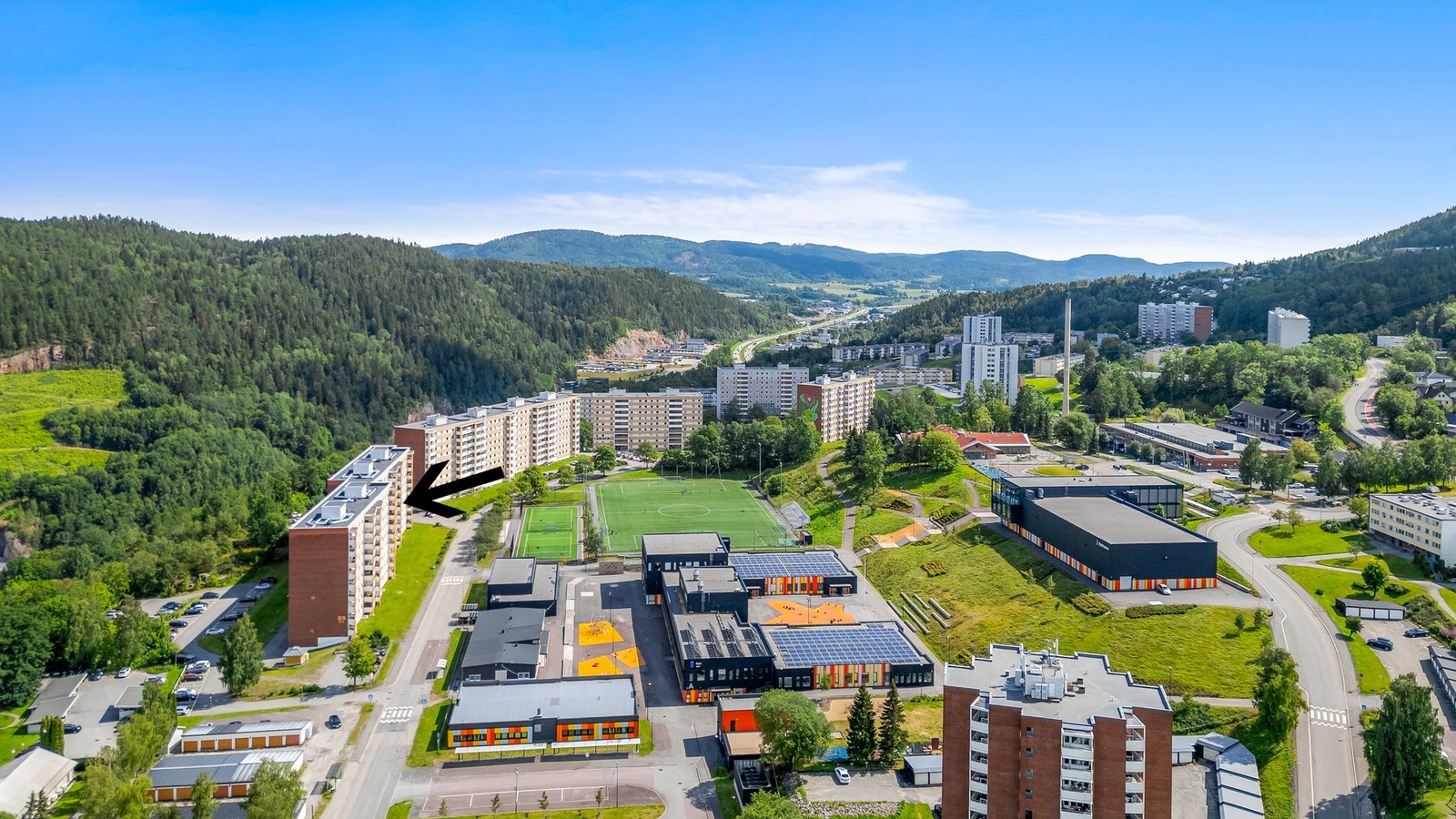 Leiligheten har en flott beliggenhet med gangavstand til barneskole, fotballbane og bussholdeplass Galleribilde