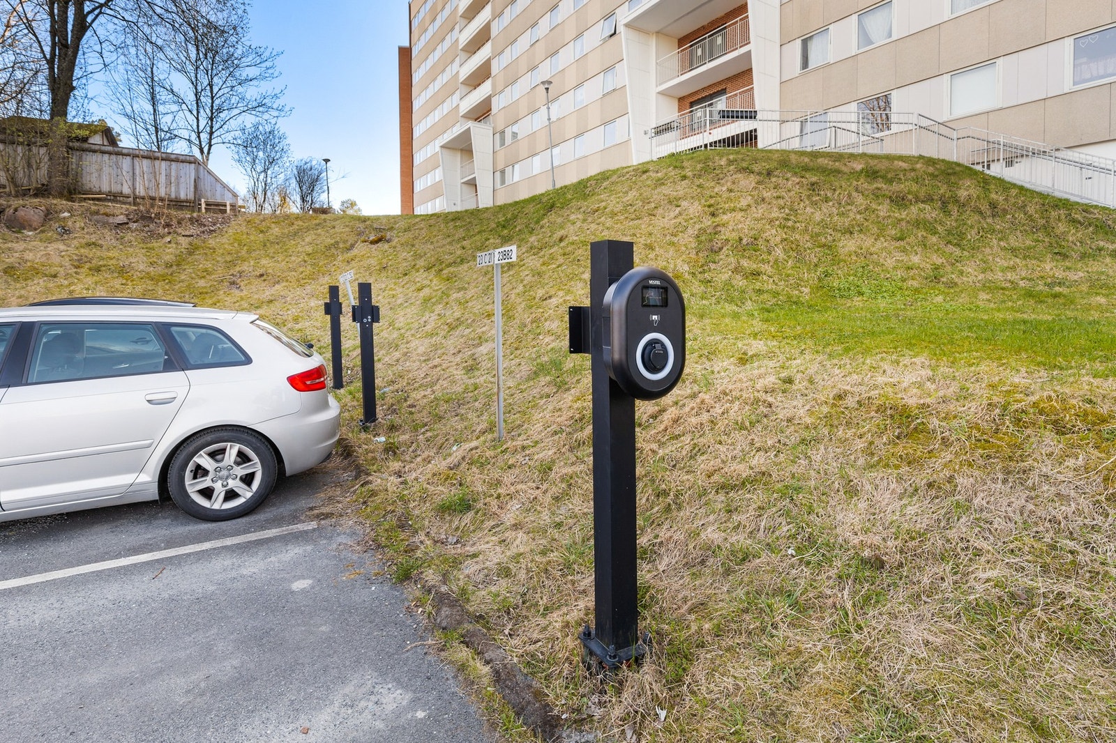 Noen av parkeringsplassene har elbil lader Galleribilde