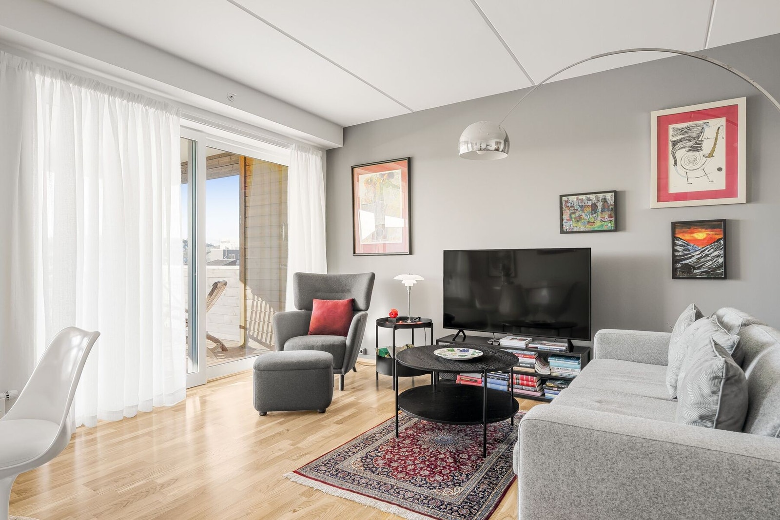 Leiligheten ligger i 2. etasje og har adkomst via heis eller trapp Galleribilde