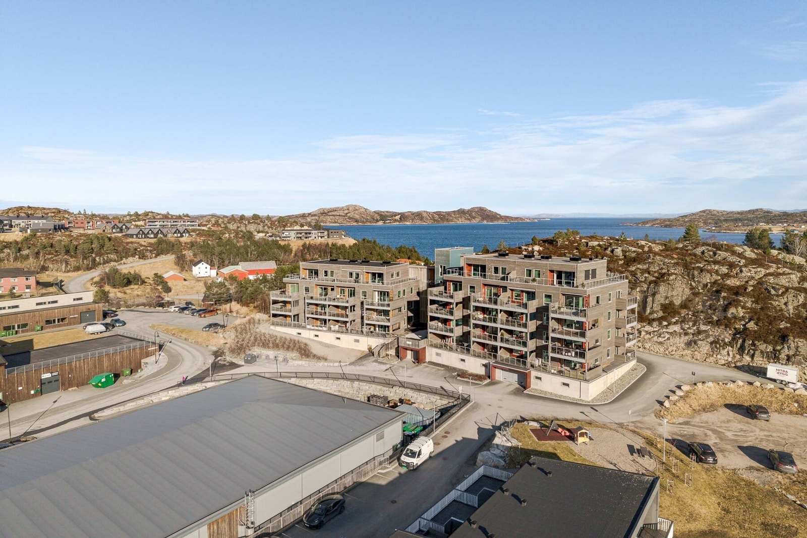 Det er også kort vei til sjøen eller flere flotte turområder Galleribilde