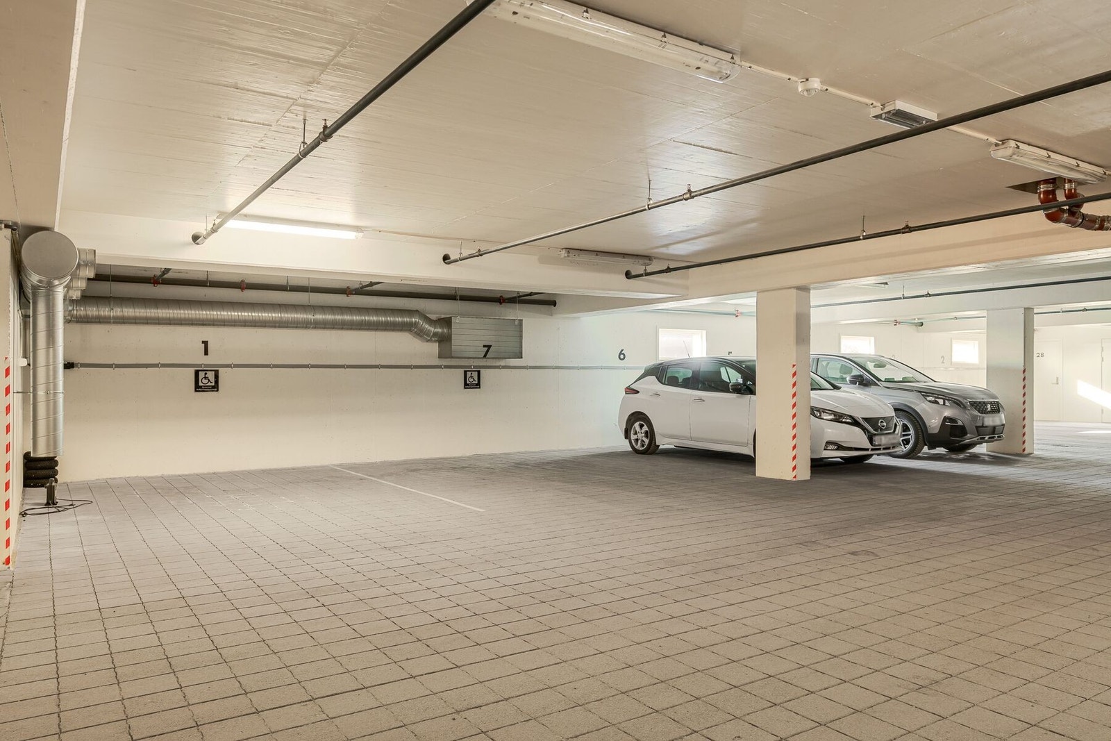 Parkering i felles garasjeanlegg. Deretter adkomst til leiligheten via trapp eller heis Galleribilde