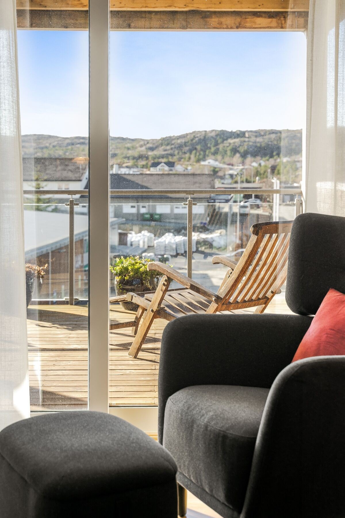 Stuen har store vindusflater og flott utsyn Galleribilde