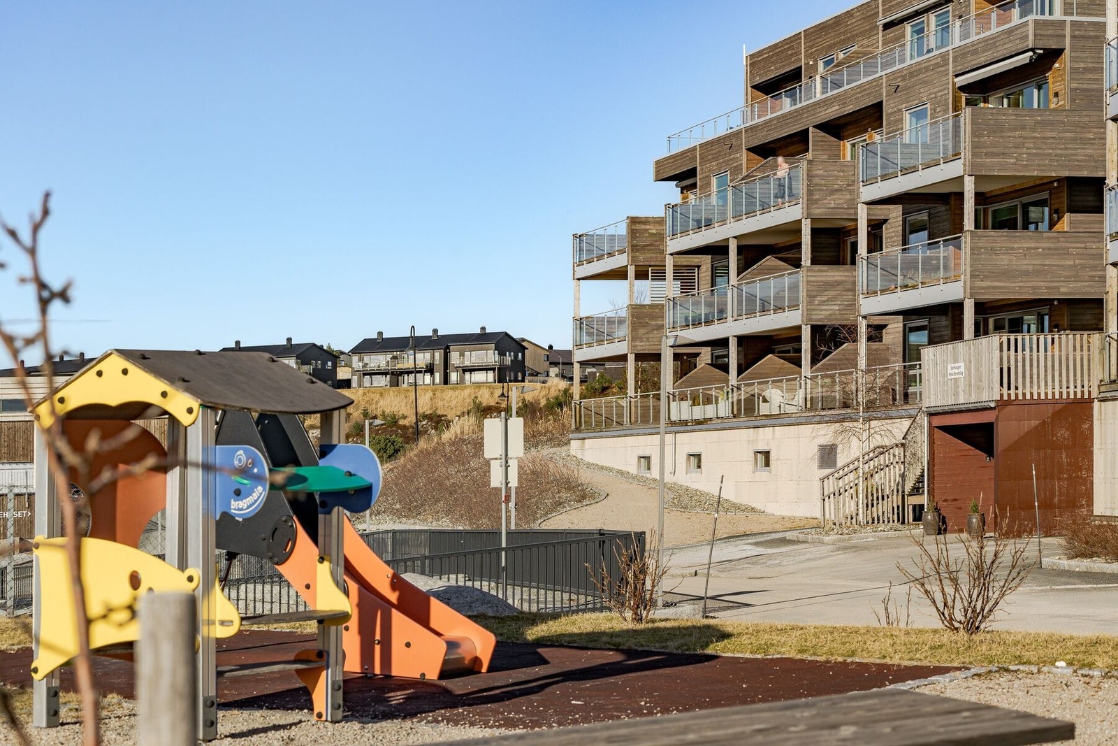 Uteområdet er opparbeidet med beplantning og en felles lekeplass Galleribilde